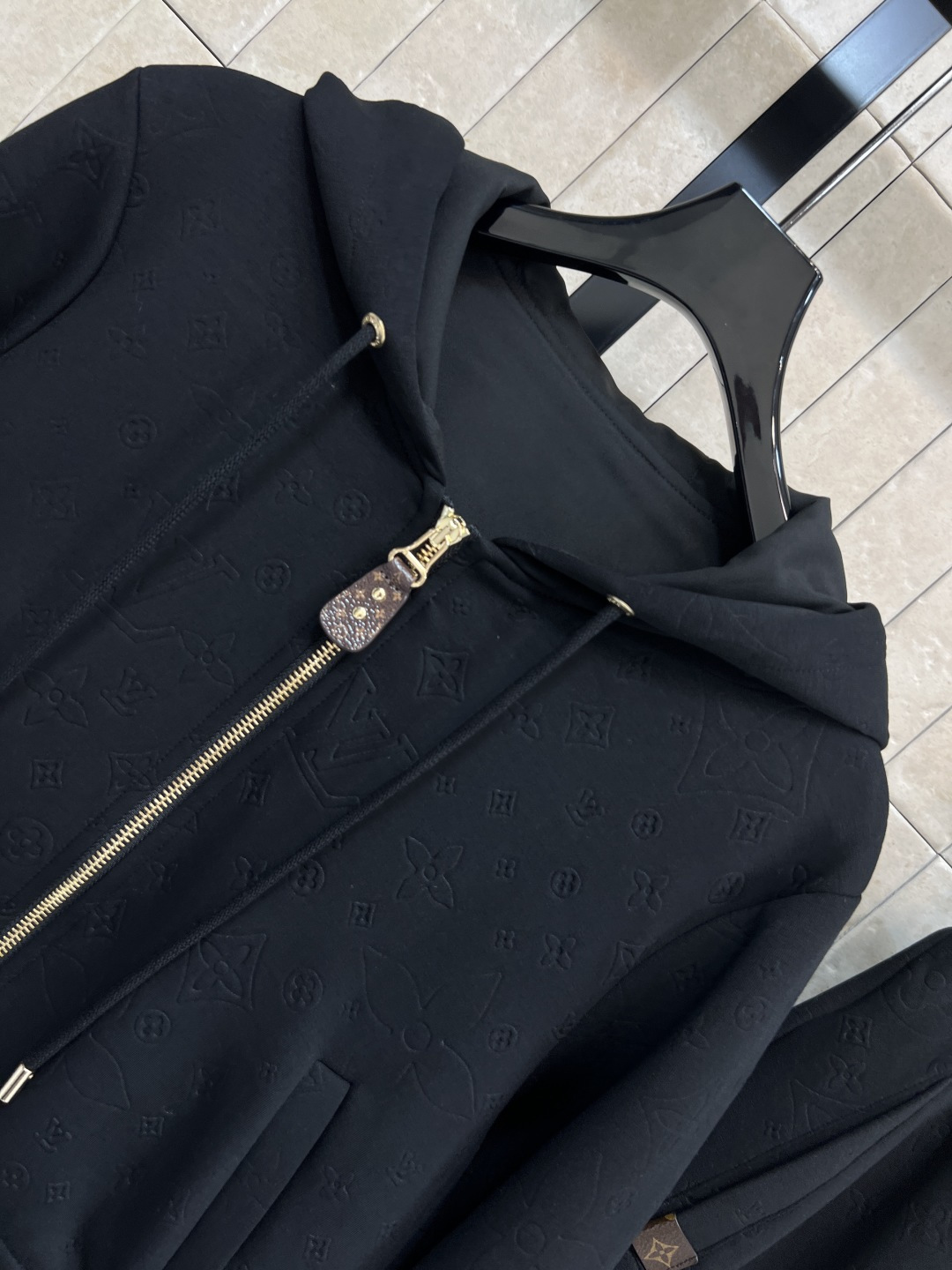 L家 25秋冬新款 提花logo连帽外套+高腰直筒裤 喜欢老花的一定不要错过 经典老花休闲运动套装 休闲