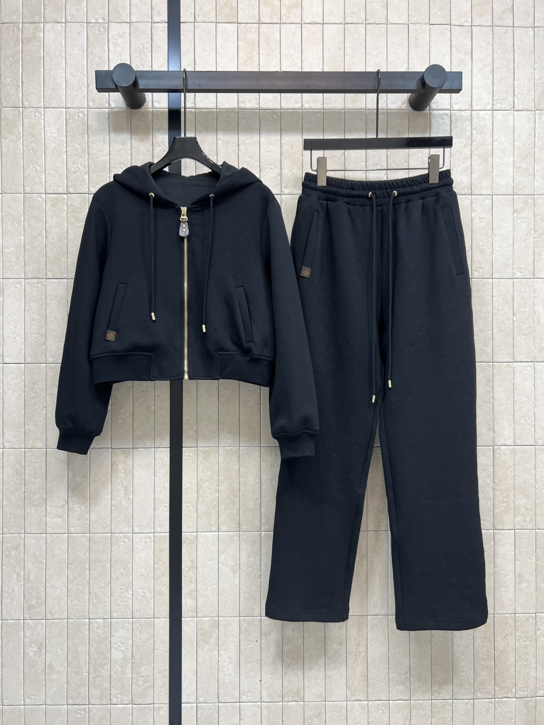 NO:505480,L's 25 autumn and winter new style jacquard logo hooded jacket + high-waisted straight pants. Don't miss those who like presbyopia. Classic presbyopia casual sports suit. Casual hooded Monogram tag embellishment. Cuff tightening knitted thread details. The overall embossed jacquard logo is very advanced. The upper body is age-reducing and casual and comfortable. It is very good for daily leisure and exercise. One color three-code Size/S-M-L,,louis vuitton,jackets & coats,hats,alexander wang19860909L家 25秋冬新款 提花logo连帽外套+高腰直筒裤 喜欢老花的一定不要错过 经典老花休闲运动套装 休闲连帽 Monogram小标点缀 袖口收紧针织螺纹细节 整体的浮雕提花Logo巨显高级 上身减龄随性又舒适 无论是日常休闲还是运动都很不错 一色三码Size/S-M-L,,louis vuitton,jackets & coats,hats,alexander wang,Women's clothing