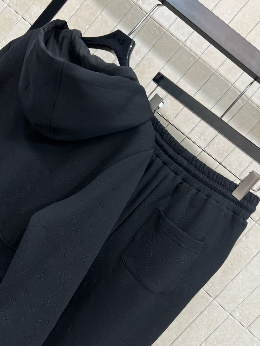 L家 25秋冬新款 提花logo连帽外套+高腰直筒裤 喜欢老花的一定不要错过 经典老花休闲运动套装 休闲