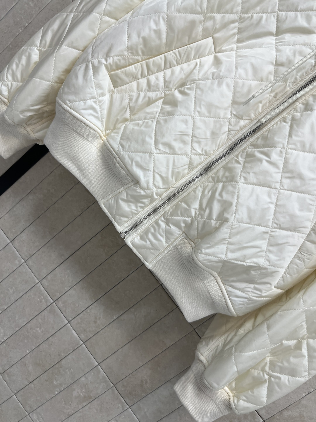 PD家 25秋冬新款 菱格连帽棉服外套 胸前经典三角徽标点缀 宽松廓形剪裁 袖口和下摆螺纹织带收腰 上身