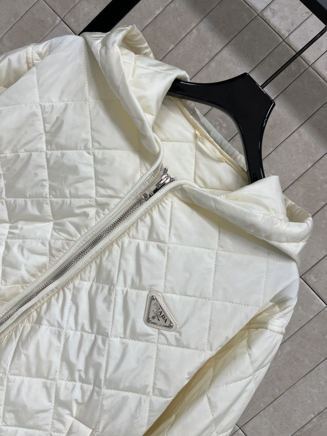 PD家 25秋冬新款 菱格连帽棉服外套 胸前经典三角徽标点缀 宽松廓形剪裁 袖口和下摆螺纹织带收腰 上身