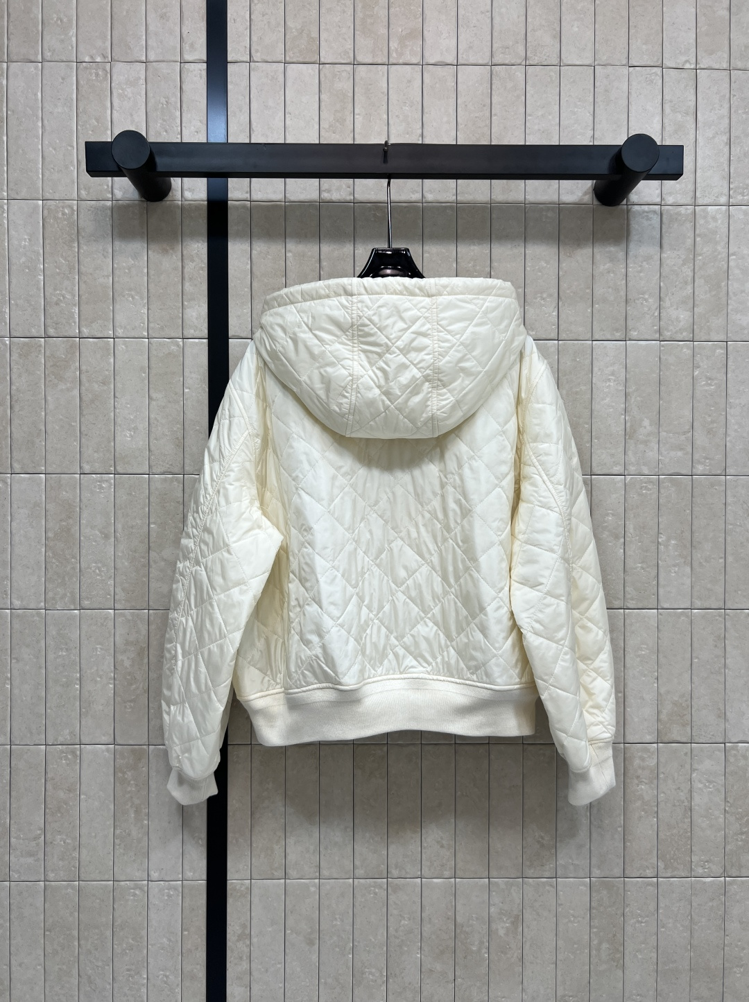 PD家 25秋冬新款 菱格连帽棉服外套 胸前经典三角徽标点缀 宽松廓形剪裁 袖口和下摆螺纹织带收腰 上身