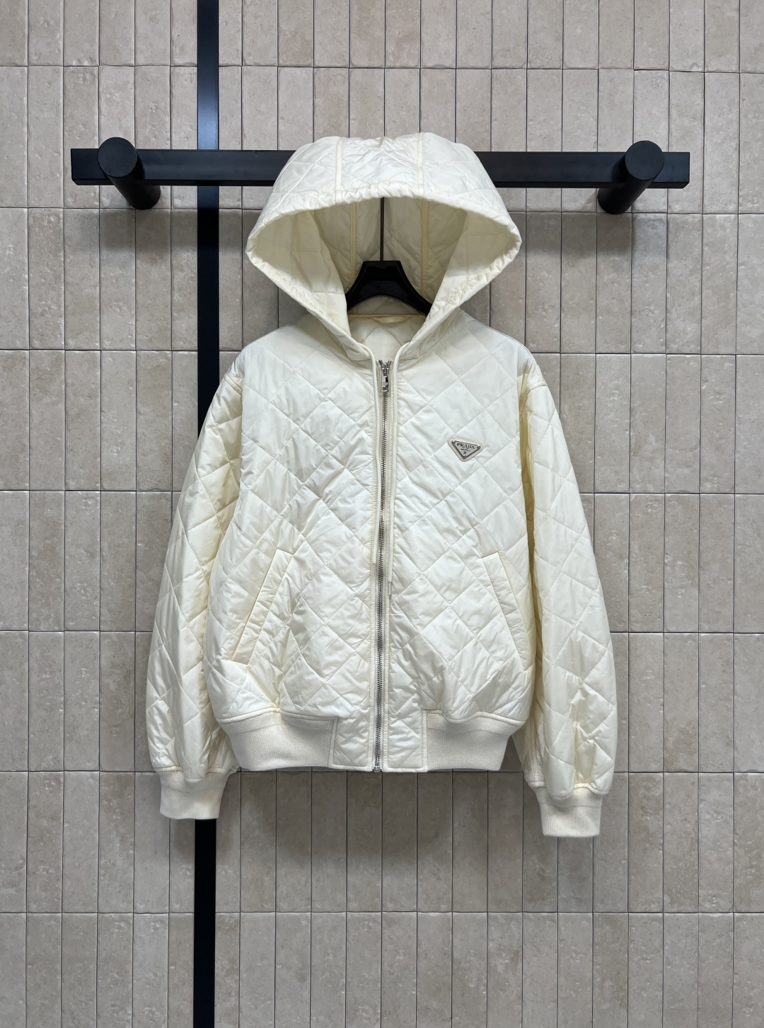 PD家 25秋冬新款 菱格连帽棉服外套 胸前经典三角徽标点缀 宽松廓形剪裁 袖口和下摆螺纹织带收腰 上身