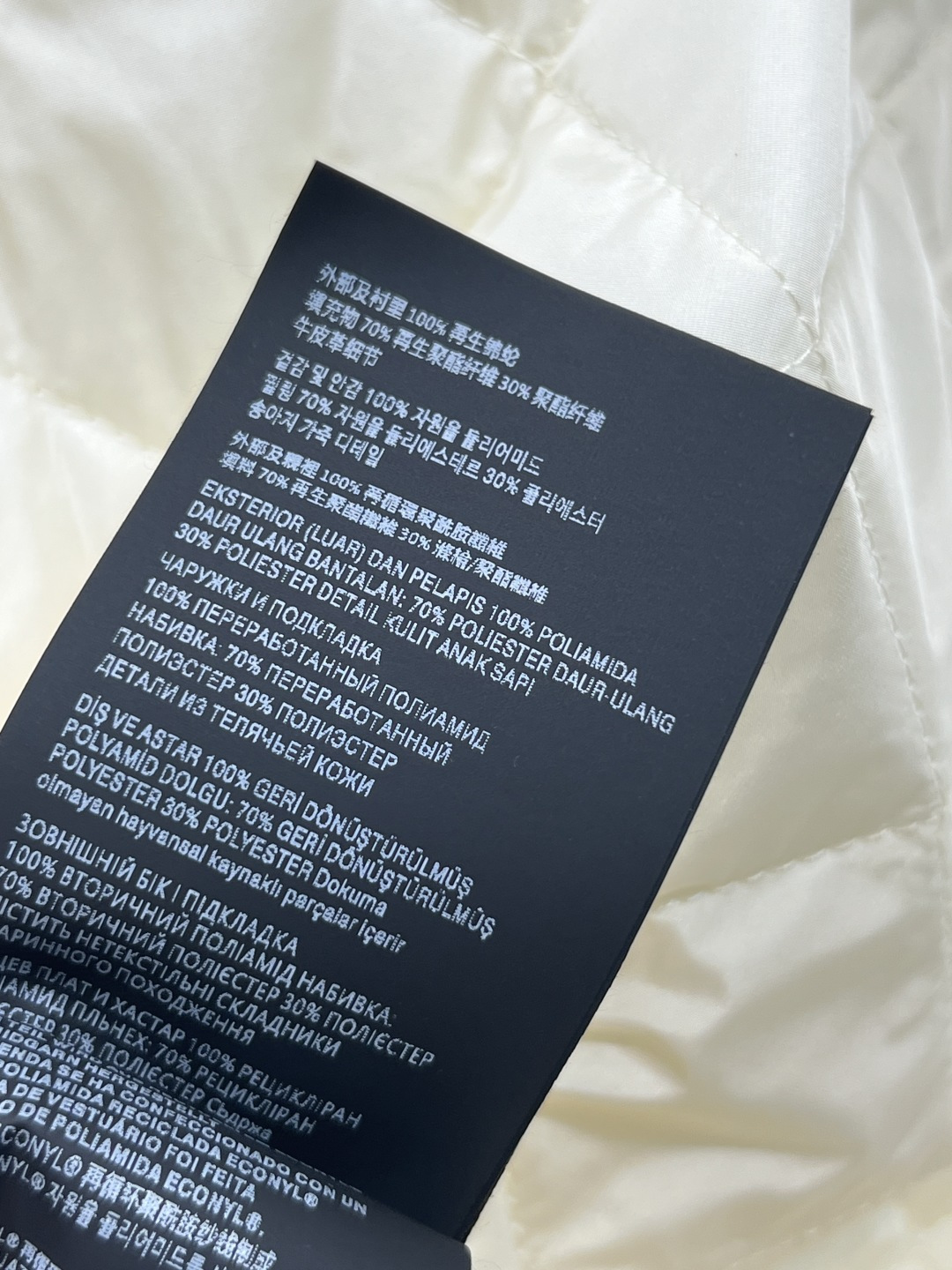 PD家 25秋冬新款 菱格连帽棉服外套 胸前经典三角徽标点缀 宽松廓形剪裁 袖口和下摆螺纹织带收腰 上身