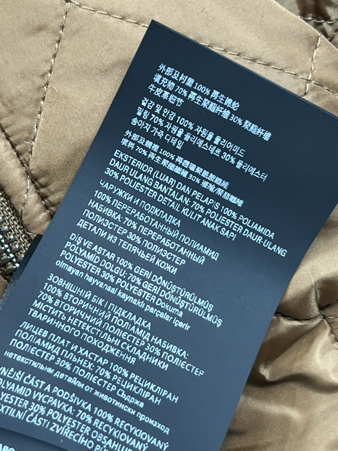 PD家 25秋冬新款 菱格连帽棉服外套 胸前经典三角徽标点缀 宽松廓形剪裁 袖口和下摆螺纹织带收腰 上身