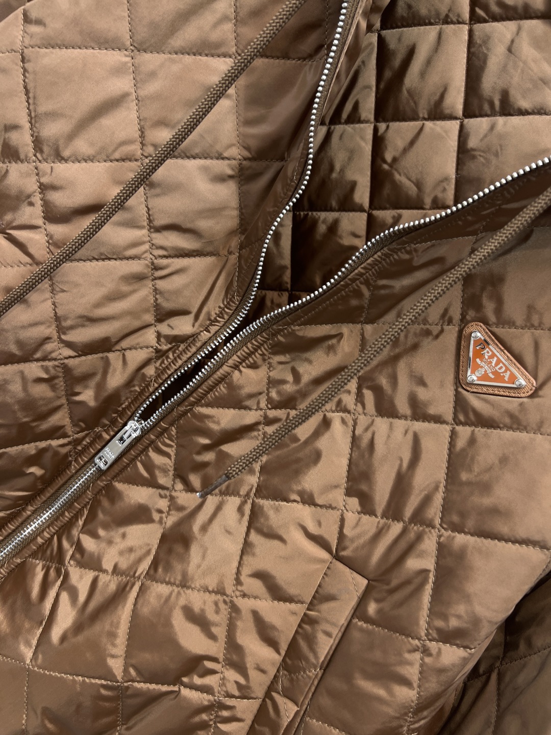 PD家 25秋冬新款 菱格连帽棉服外套 胸前经典三角徽标点缀 宽松廓形剪裁 袖口和下摆螺纹织带收腰 上身