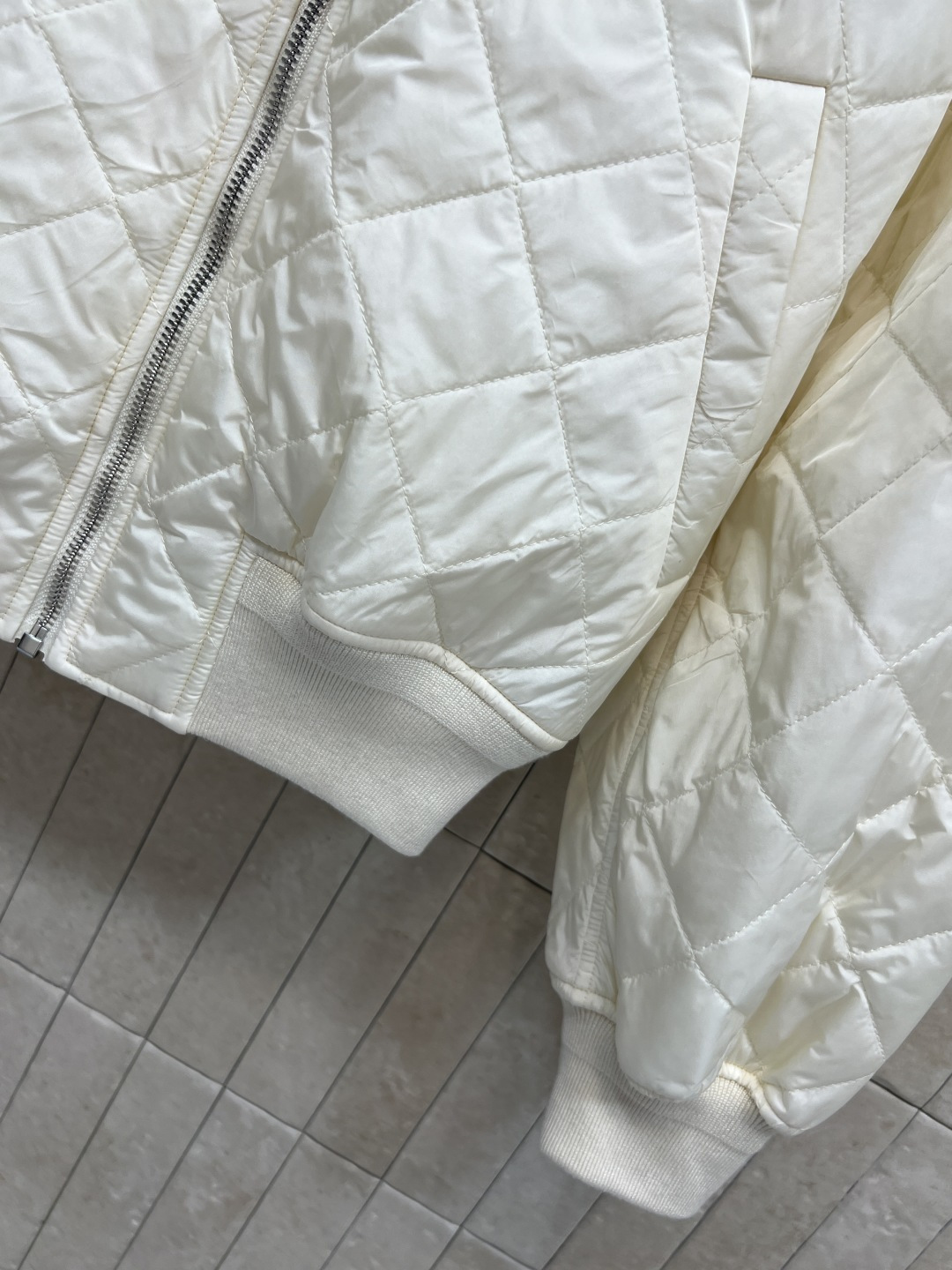 PD家 25秋冬新款 菱格连帽棉服外套 胸前经典三角徽标点缀 宽松廓形剪裁 袖口和下摆螺纹织带收腰 上身