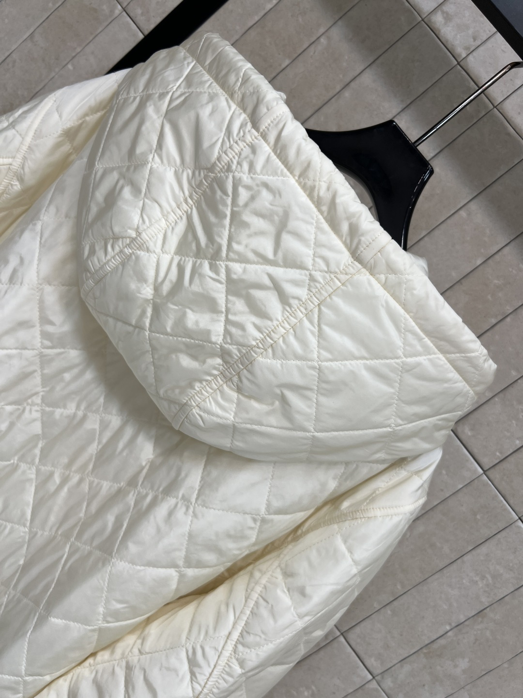 PD家 25秋冬新款 菱格连帽棉服外套 胸前经典三角徽标点缀 宽松廓形剪裁 袖口和下摆螺纹织带收腰 上身