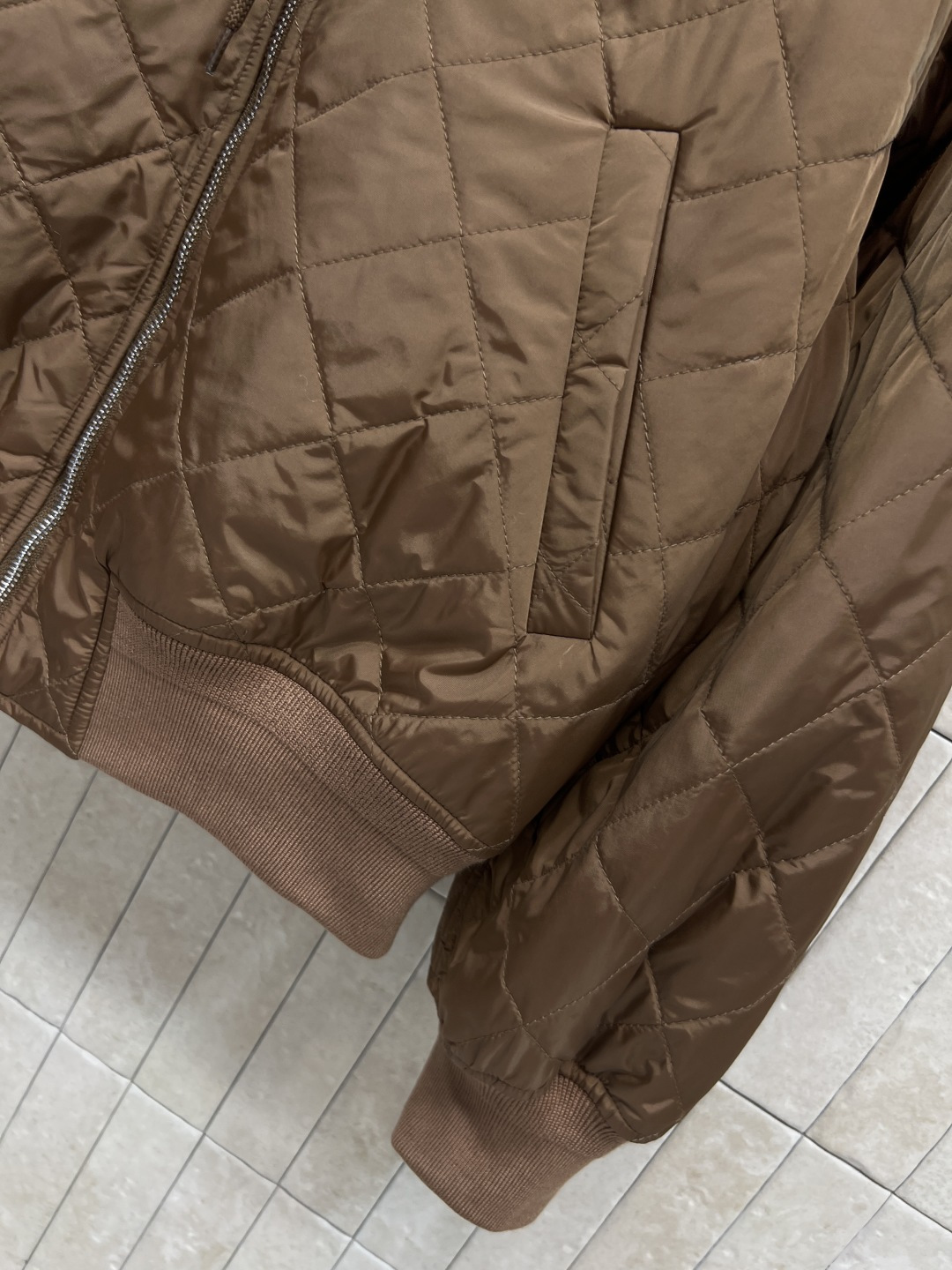 PD家 25秋冬新款 菱格连帽棉服外套 胸前经典三角徽标点缀 宽松廓形剪裁 袖口和下摆螺纹织带收腰 上身