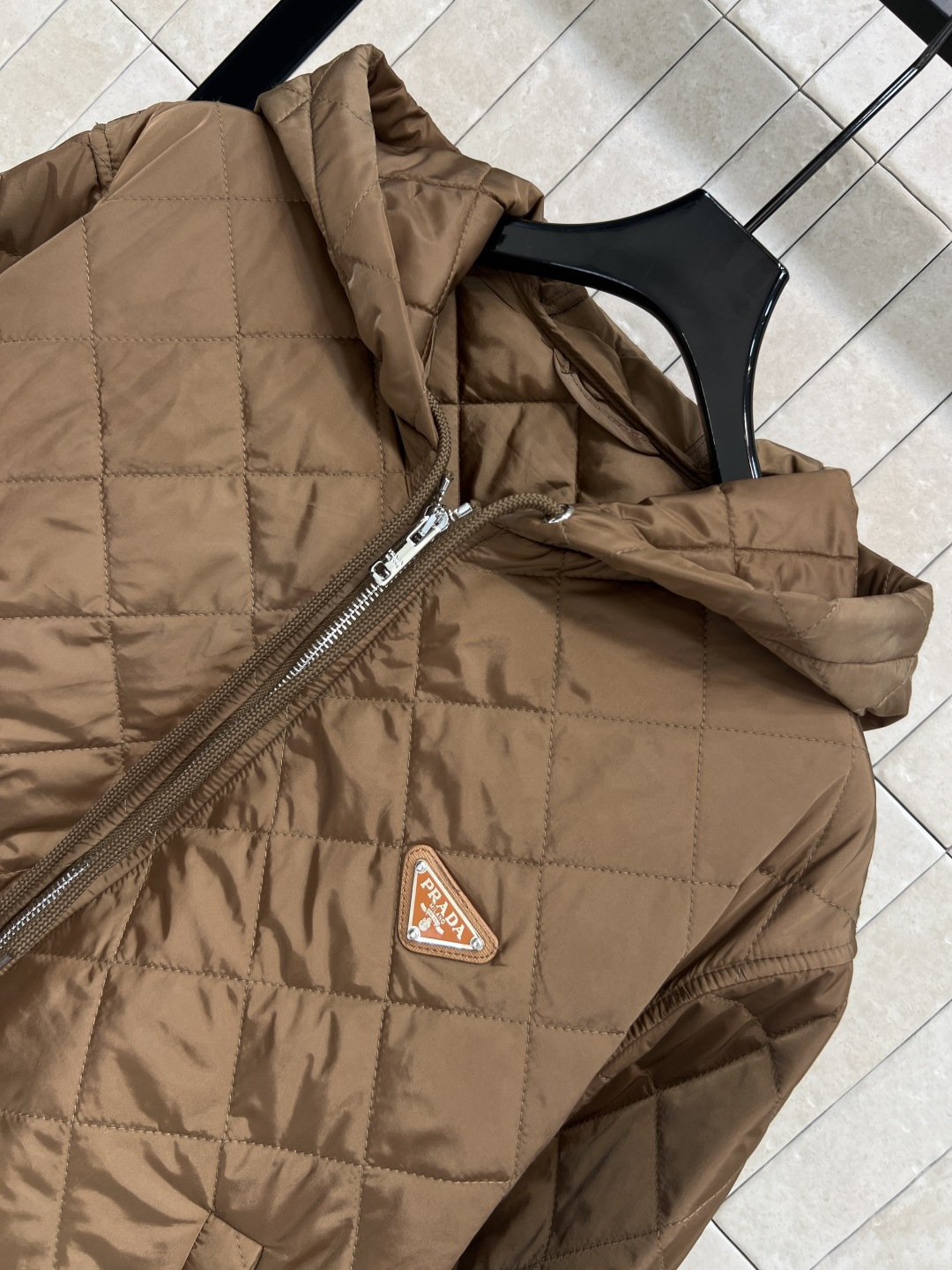 PD家 25秋冬新款 菱格连帽棉服外套 胸前经典三角徽标点缀 宽松廓形剪裁 袖口和下摆螺纹织带收腰 上身