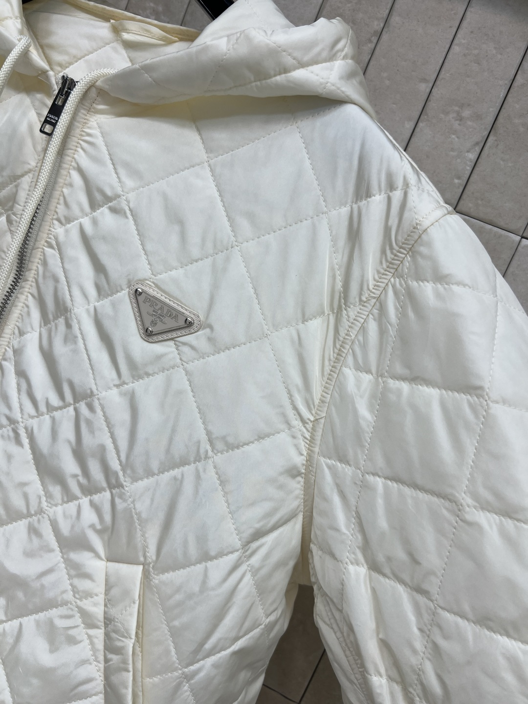 PD家 25秋冬新款 菱格连帽棉服外套 胸前经典三角徽标点缀 宽松廓形剪裁 袖口和下摆螺纹织带收腰 上身