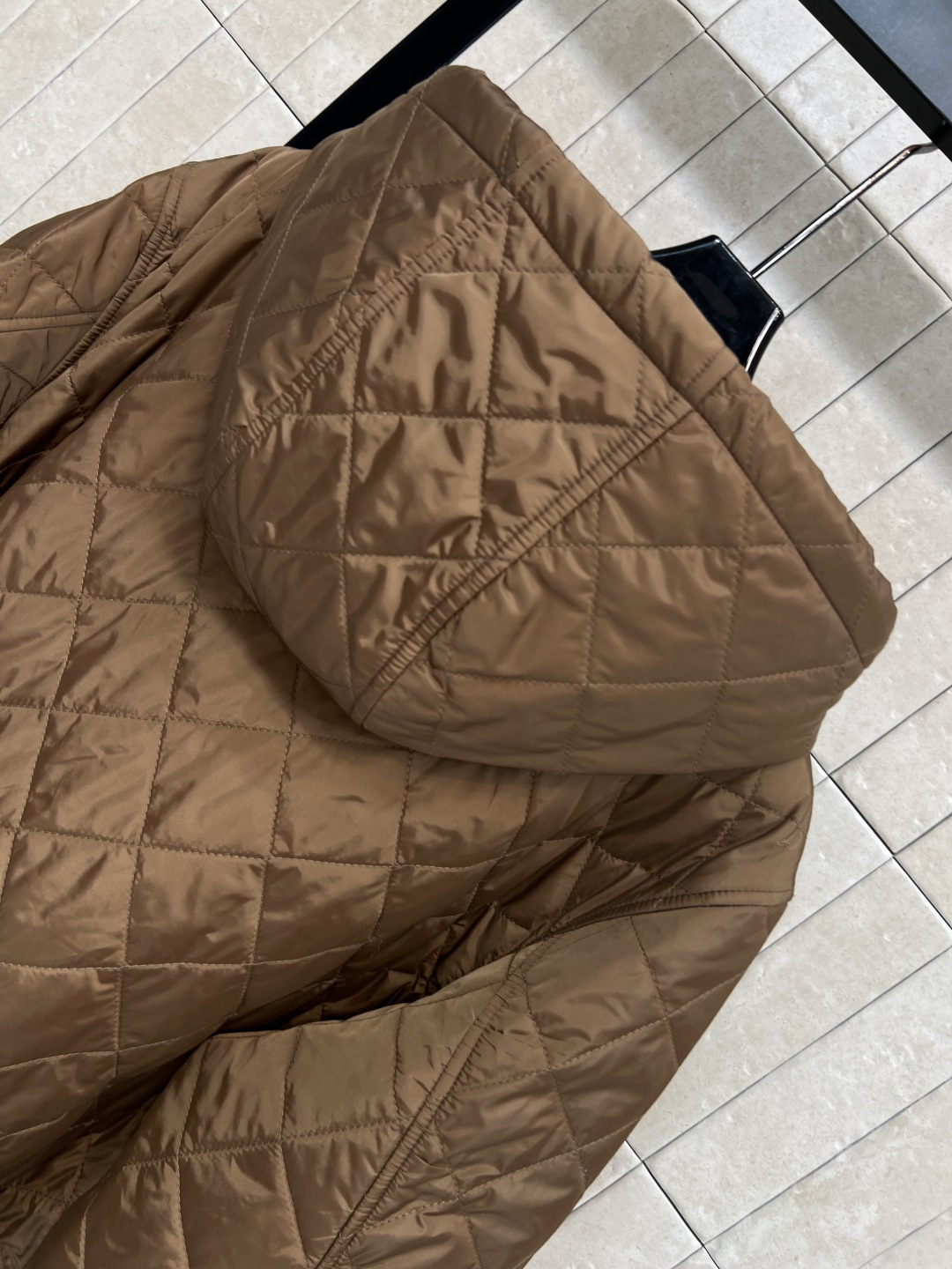 PD家 25秋冬新款 菱格连帽棉服外套 胸前经典三角徽标点缀 宽松廓形剪裁 袖口和下摆螺纹织带收腰 上身