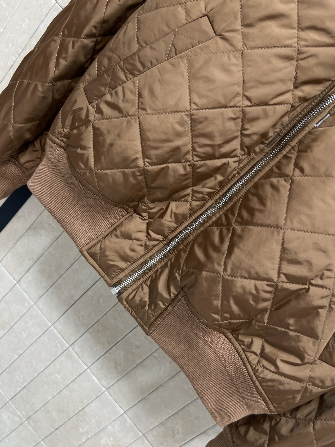 PD家 25秋冬新款 菱格连帽棉服外套 胸前经典三角徽标点缀 宽松廓形剪裁 袖口和下摆螺纹织带收腰 上身