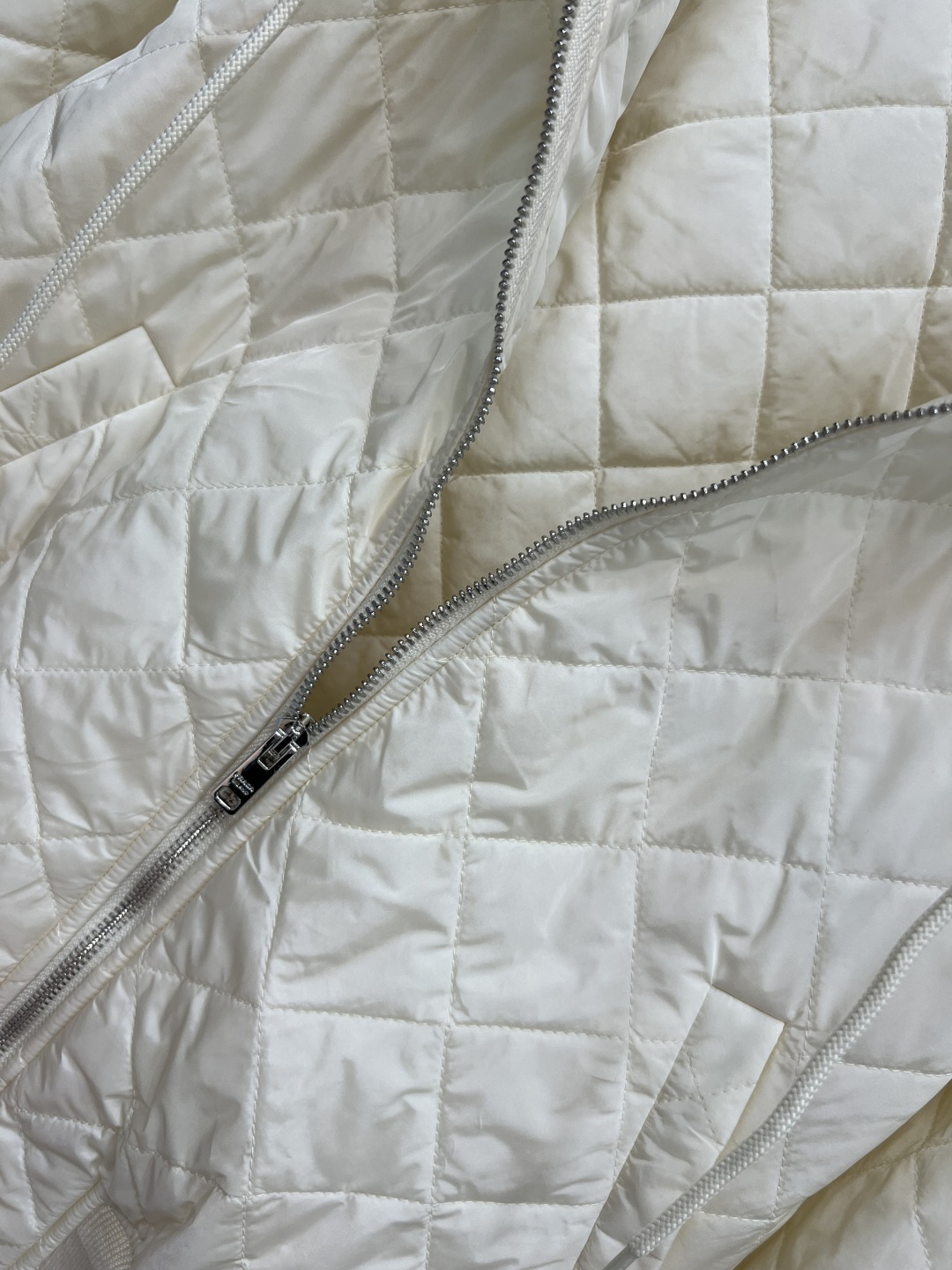 PD家 25秋冬新款 菱格连帽棉服外套 胸前经典三角徽标点缀 宽松廓形剪裁 袖口和下摆螺纹织带收腰 上身