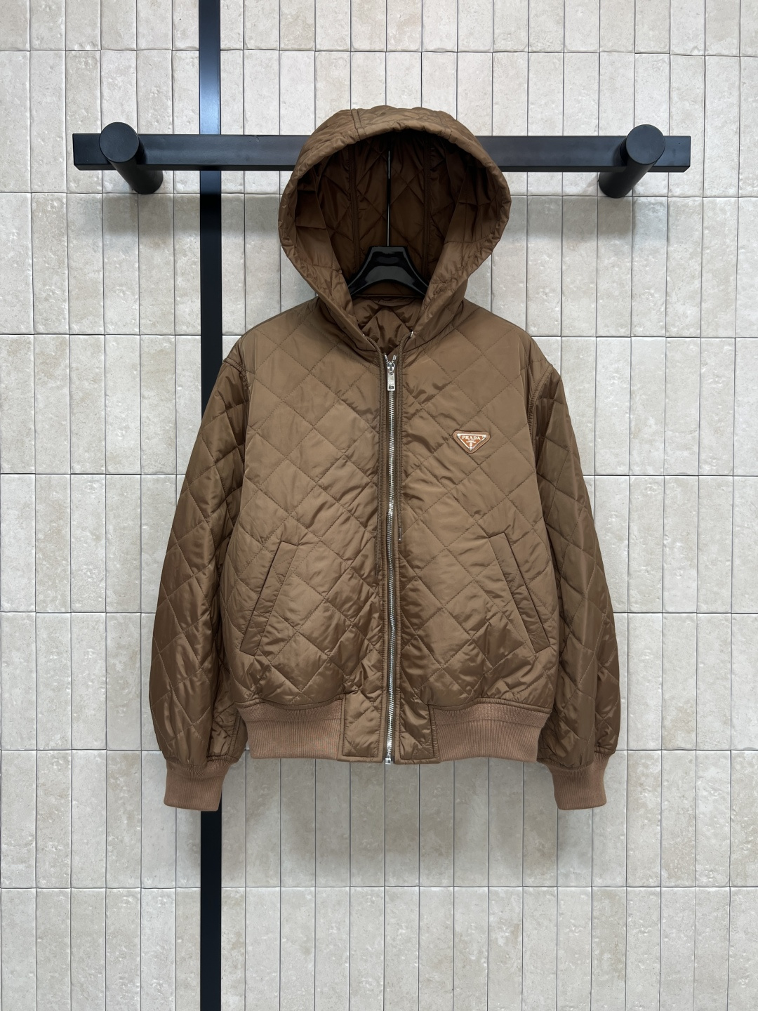 NO:505486,PD Home 25 autumn and winter new style diamond hooded cotton jacket, classic triangle logo embellishment on the chest, loose silhouette cut, cuffs and hem threaded webbing waist, the upper body easily stretches the body proportions, covers the flesh and makes it look slim, sweet and salty temperament up, this is the one that needs to be fashionable and warm in autumn and winter, perfect interpretation of personality and handsome, simple and fashionable, and the details are very in place, two colors and three codes Size/S-M-L,,dior, jackets & coats,hats,alexander wang19860909PD家 25秋冬新款 菱格连帽棉服外套 胸前经典三角徽标点缀 宽松廓形剪裁 袖口和下摆螺纹织带收腰 上身轻松拉长身材比例 遮肉显瘦绝绝子 可甜可盐气质up 秋冬既要时髦又要保暖就是这一件了 完美演绎个性帅气 简约时尚 细节很到位 两色三码Size/S-M-L,,dior,jackets & coats,hats,alexander wang,Women's clothing