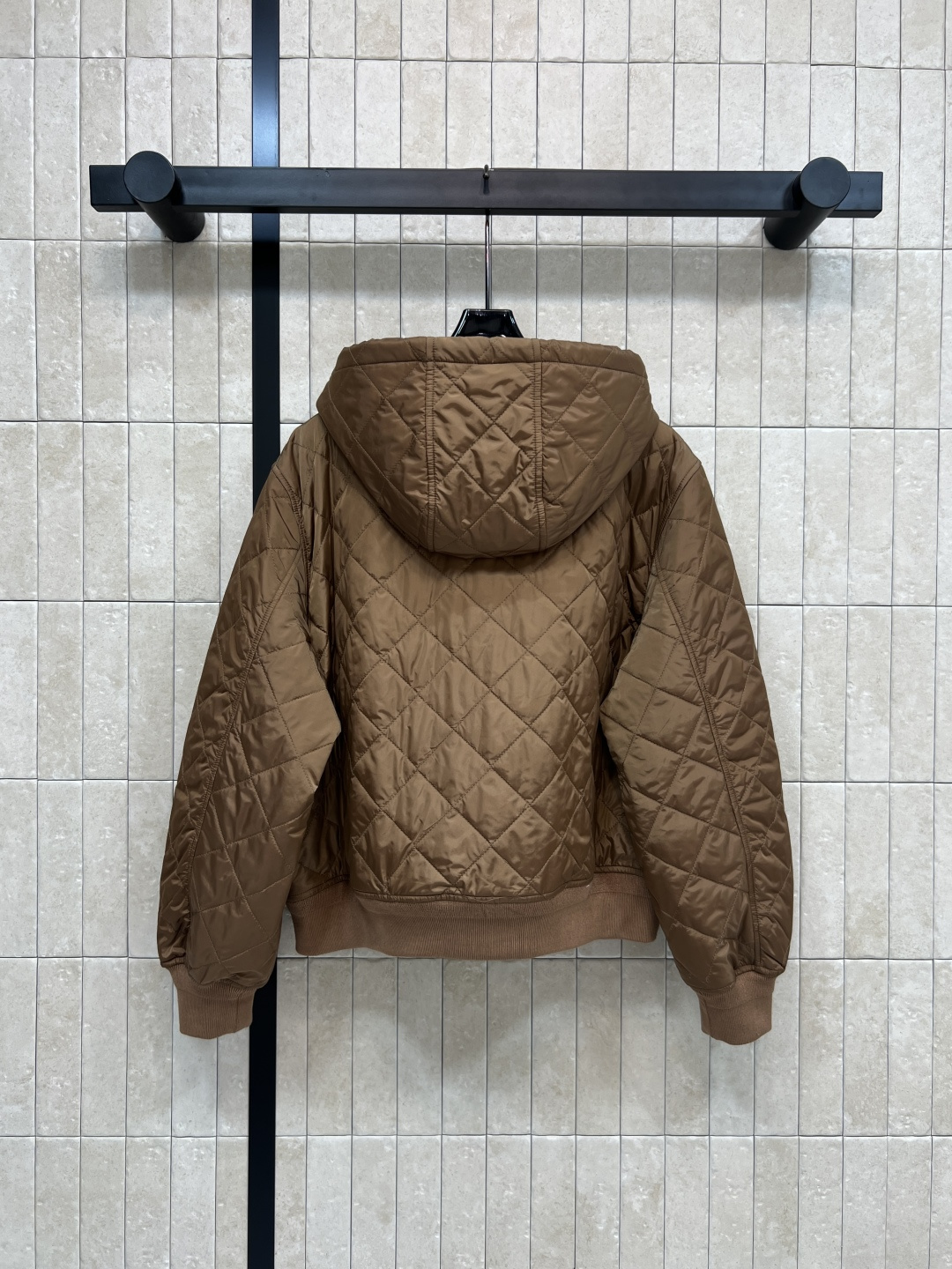 PD家 25秋冬新款 菱格连帽棉服外套 胸前经典三角徽标点缀 宽松廓形剪裁 袖口和下摆螺纹织带收腰 上身