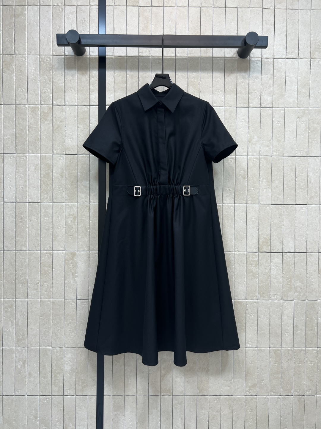 NO:506336,LW Home 25 autumn and winter new style, pleated leather button waist short-sleeved dress, classic A-line skirt, temperament small lapels are high-end and fashionable, waist leather buttons are cool and stylish, age-reducing and advanced, super beautiful upper body, easy to cover the flesh and make you look slimming, perfectly divided body proportions, important occasions are not inferior, temperament is up and cool and handsome, versatile and not picky, one color four-digit Size/S-M-L- XL,, skirts, T-shirt, alexander wang19860909LW家 25秋冬新款 褶皱皮扣束腰短袖连衣裙 经典A字裙摆 气质小翻领高级又时髦 腰间皮扣酷飒有型 减龄又高级 上身超级好看 轻松遮肉显瘦 完美分割身材比例 重要场合也毫不逊色 气质up又酷又帅 百搭不挑人 一色四码Size/S-M-L- XL,,skirts,T-shirt,alexander wang,Women's clothing