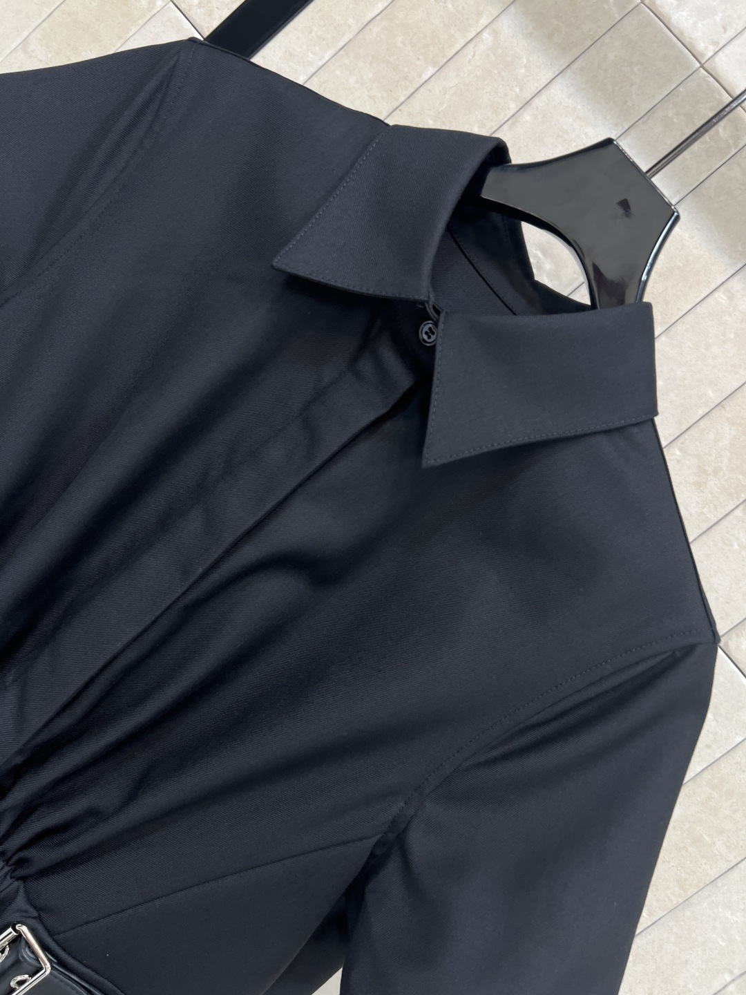 LW家 25秋冬新款 褶皱皮扣束腰短袖连衣裙 经典A字裙摆 气质小翻领高级又时髦 腰间皮扣酷飒有型 减龄