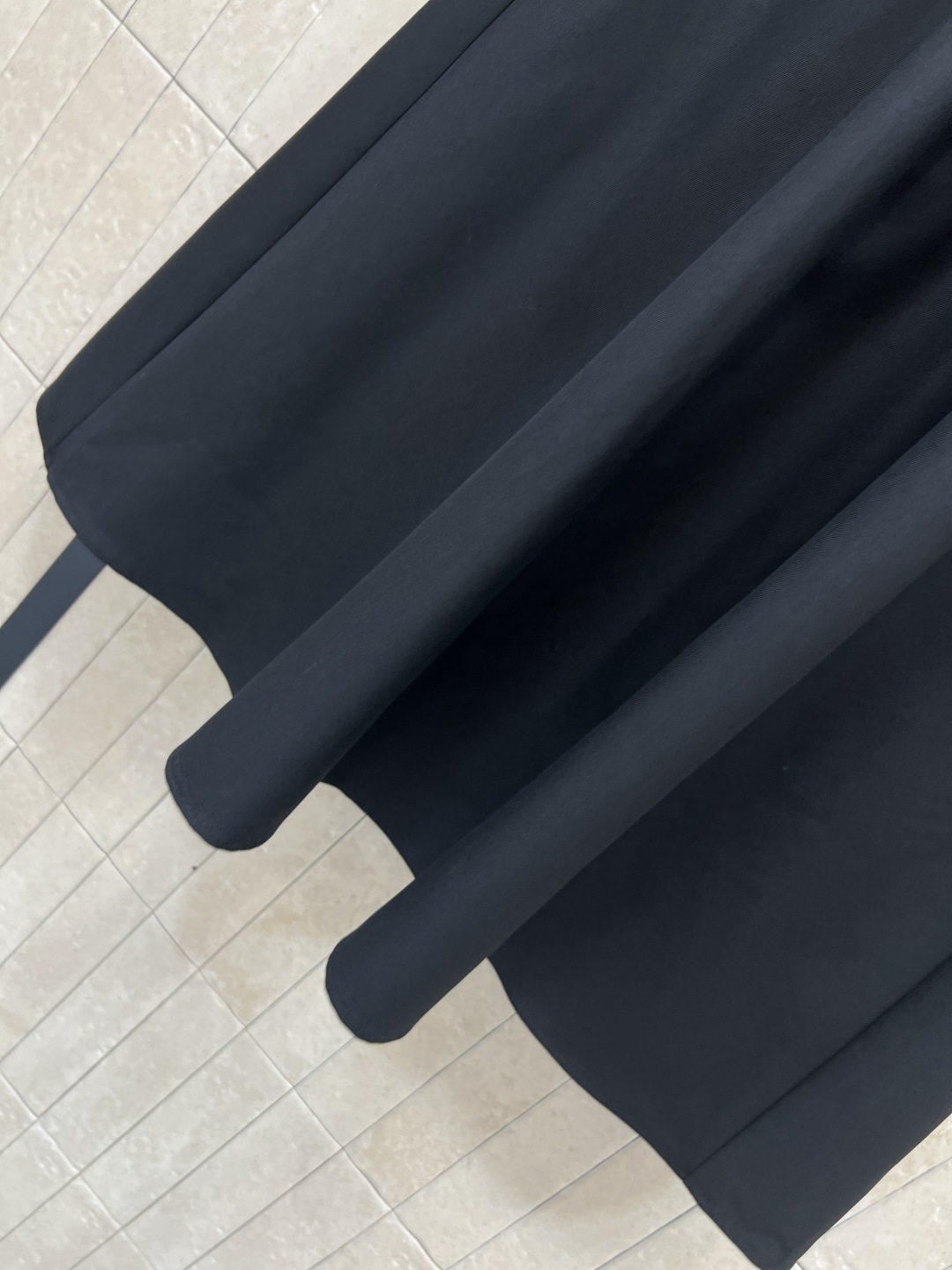 LW家 25秋冬新款 褶皱皮扣束腰短袖连衣裙 经典A字裙摆 气质小翻领高级又时髦 腰间皮扣酷飒有型 减龄