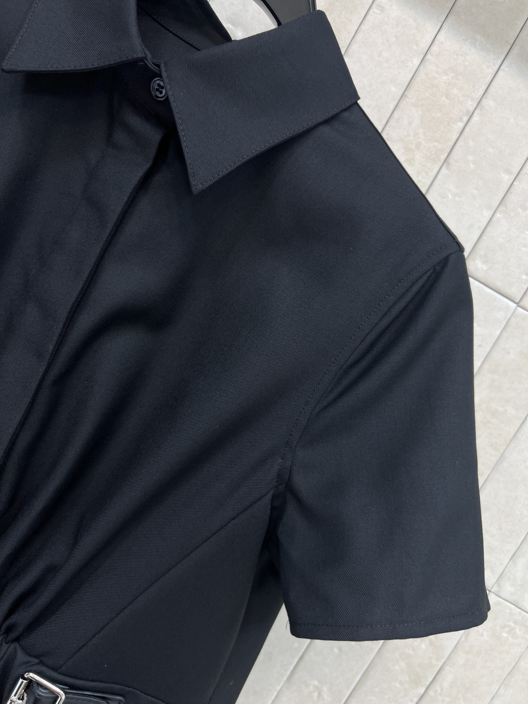 LW家 25秋冬新款 褶皱皮扣束腰短袖连衣裙 经典A字裙摆 气质小翻领高级又时髦 腰间皮扣酷飒有型 减龄