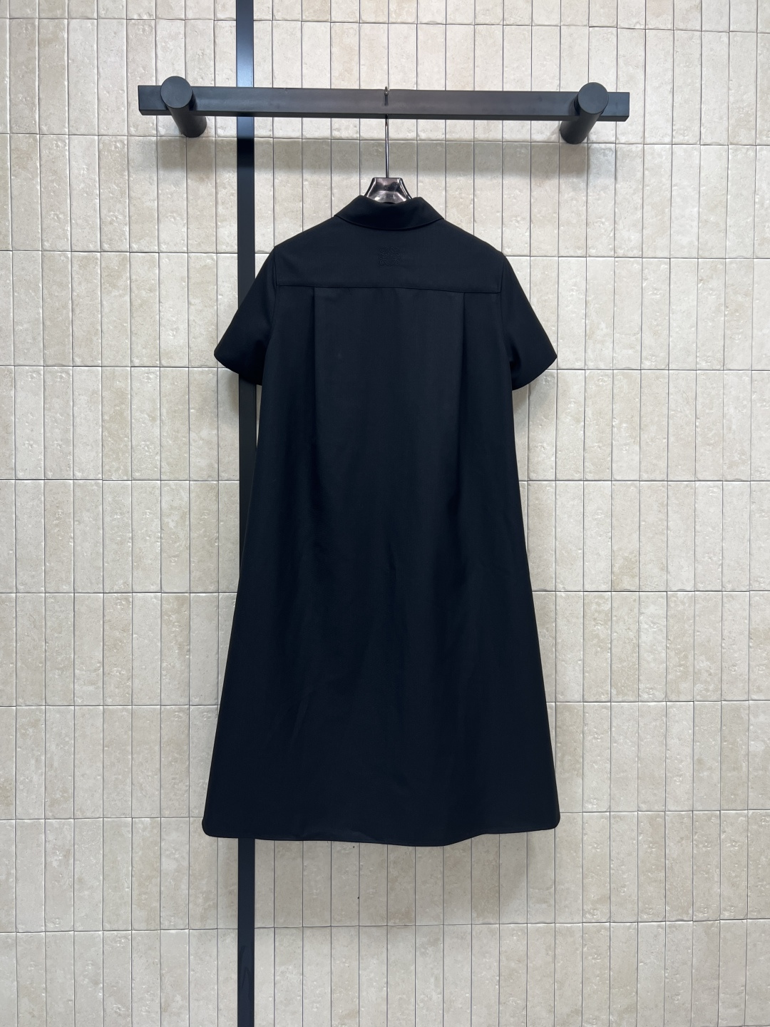 LW家 25秋冬新款 褶皱皮扣束腰短袖连衣裙 经典A字裙摆 气质小翻领高级又时髦 腰间皮扣酷飒有型 减龄