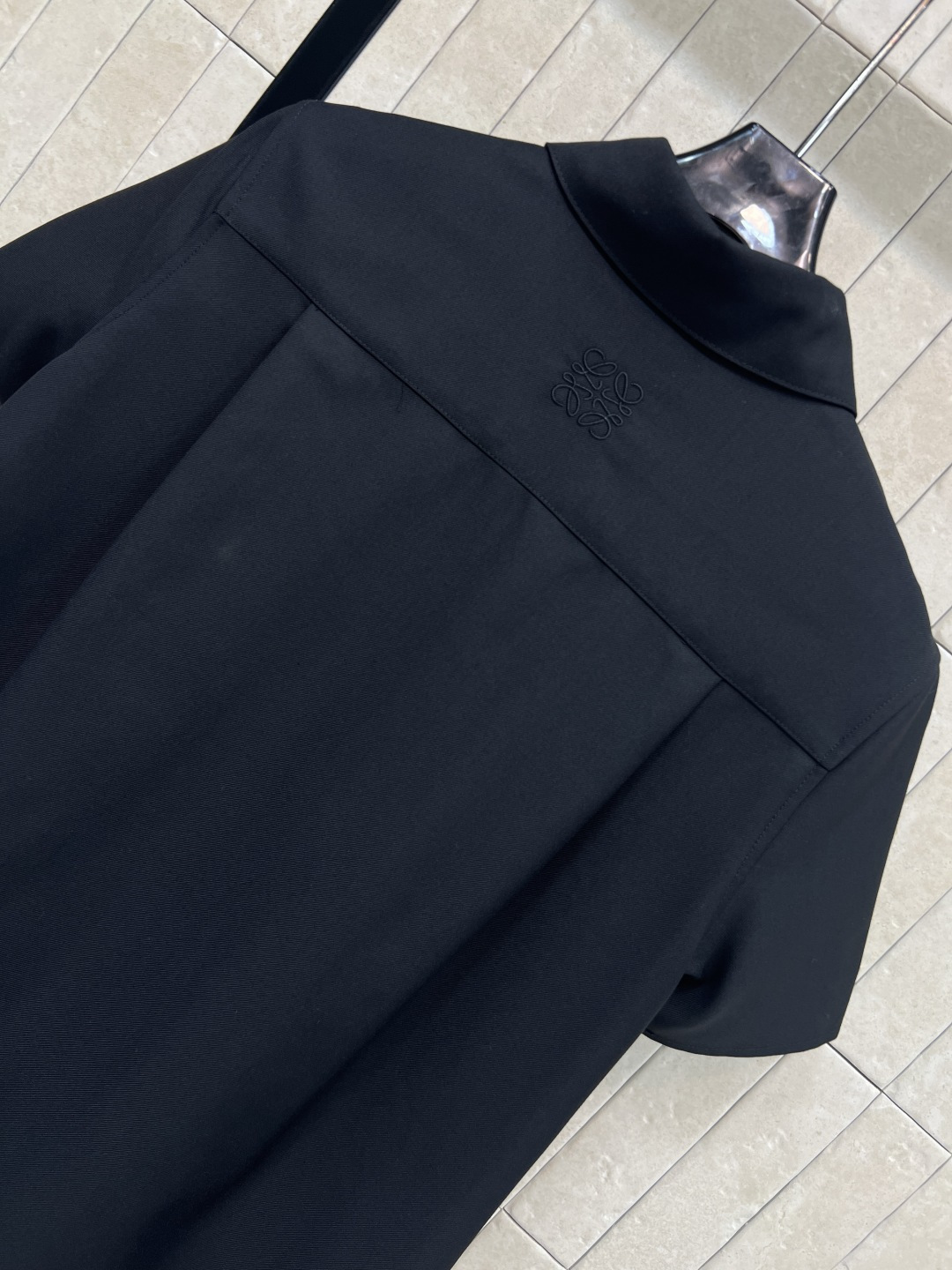 LW家 25秋冬新款 褶皱皮扣束腰短袖连衣裙 经典A字裙摆 气质小翻领高级又时髦 腰间皮扣酷飒有型 减龄