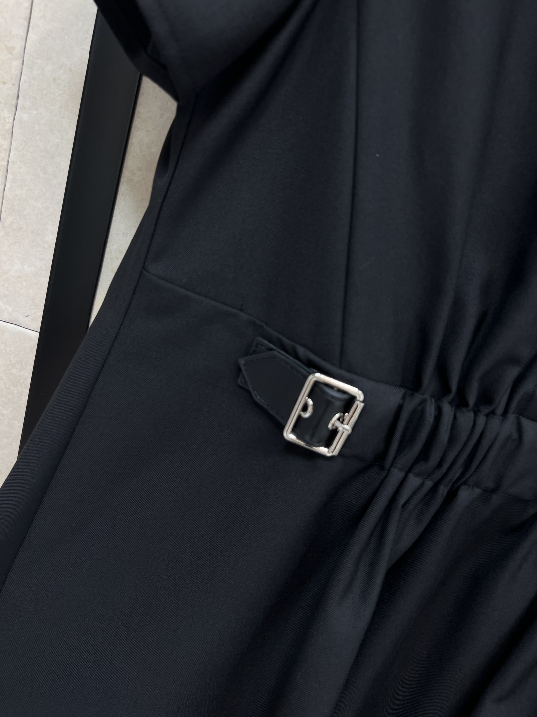 LW家 25秋冬新款 褶皱皮扣束腰短袖连衣裙 经典A字裙摆 气质小翻领高级又时髦 腰间皮扣酷飒有型 减龄