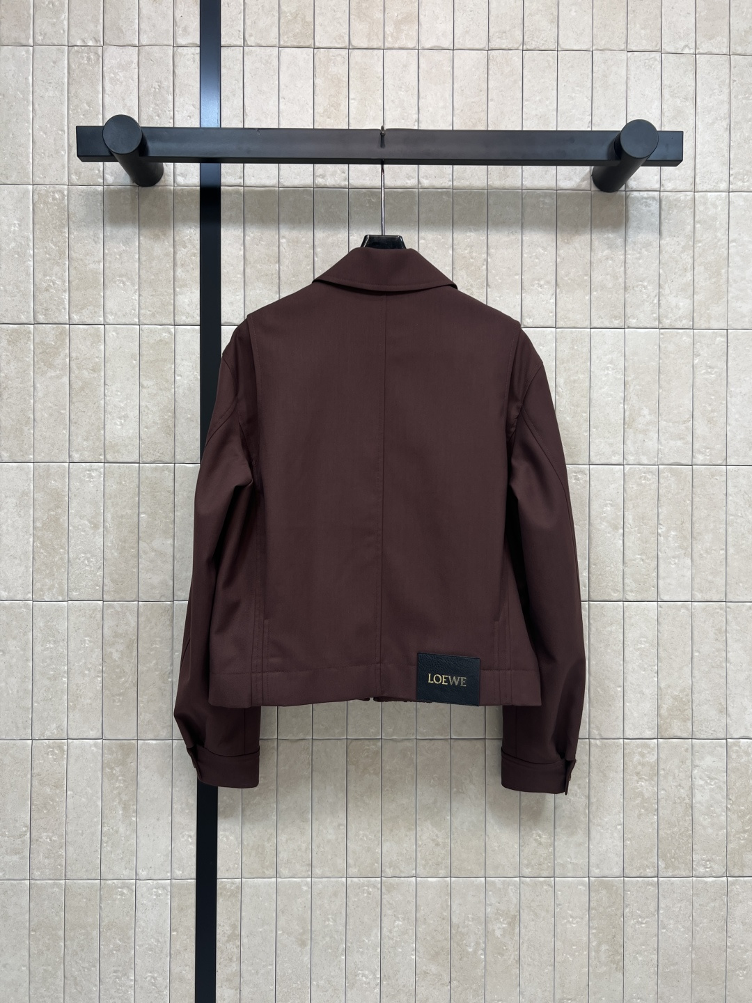 LW家 25秋冬新款 褶皱皮扣收腰翻领夹克 经典翻领拉链夹克版型高级时髦又帅气 前面衣摆标志性的可调节松