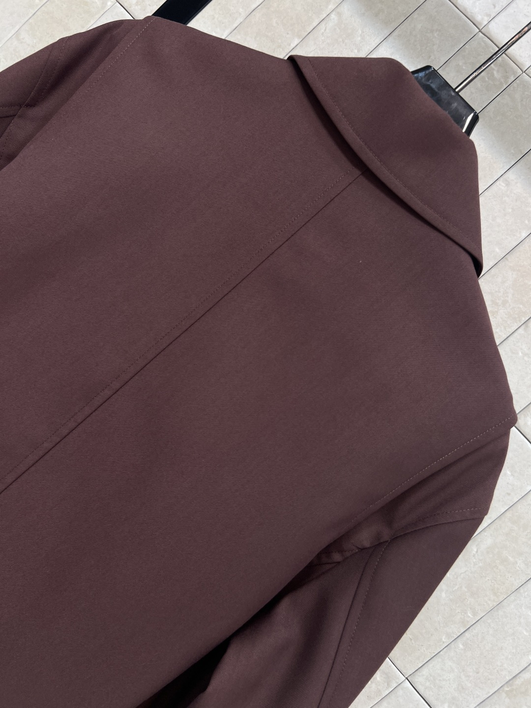 LW家 25秋冬新款 褶皱皮扣收腰翻领夹克 经典翻领拉链夹克版型高级时髦又帅气 前面衣摆标志性的可调节松