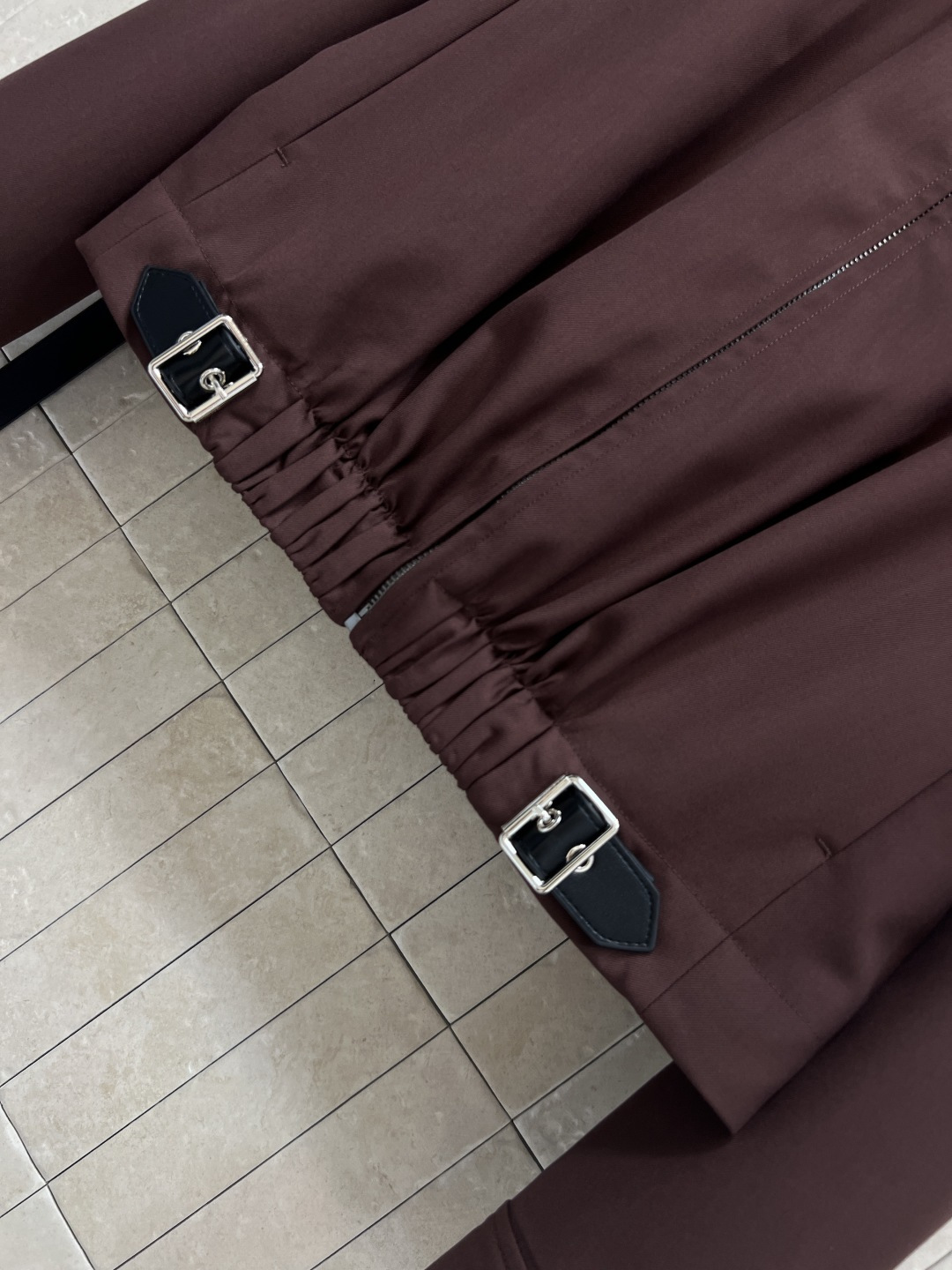 LW家 25秋冬新款 褶皱皮扣收腰翻领夹克 经典翻领拉链夹克版型高级时髦又帅气 前面衣摆标志性的可调节松