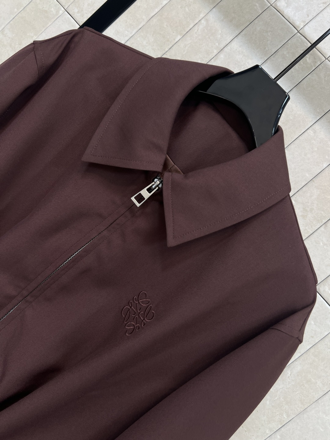 LW家 25秋冬新款 褶皱皮扣收腰翻领夹克 经典翻领拉链夹克版型高级时髦又帅气 前面衣摆标志性的可调节松