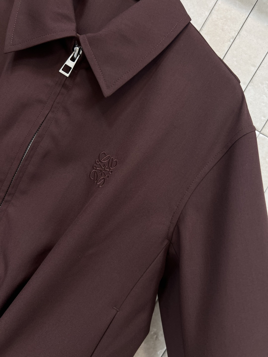 LW家 25秋冬新款 褶皱皮扣收腰翻领夹克 经典翻领拉链夹克版型高级时髦又帅气 前面衣摆标志性的可调节松