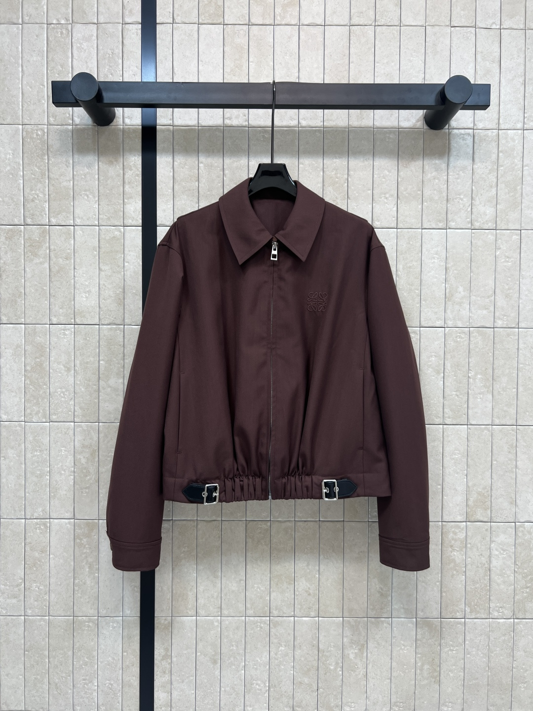 NO:506362,LW Home 25 autumn and winter new style pleated leather buckle waist lapel jacket Classic lapel zipper jacket style high-end fashionable and handsome The iconic adjustable elastic belt pleated waist design of the front hem creates the iconic pleated feeling of Luo Yiwei. The two-piece visual behind the back stretchable rotator sleeves make the wear more unrestrained. The upper body is very slim when paired with the same series of pants. The three-dimensional style is versatile and does not pick two colors and four codes. Size/S-M-L- XL,,loewe, jackets & coats,alexander wang19860909LW家 25秋冬新款 褶皱皮扣收腰翻领夹克 经典翻领拉链夹克版型高级时髦又帅气 前面衣摆标志性的可调节松紧的皮带抽褶收腰设计后面logo皮牌装饰 打造罗意威标志性的褶皱感 背后假两件视觉感 可拉伸肩袖使穿着更不受约束 搭配同系列裤装上身巨显瘦 立体裁版型百搭不挑两色四码 Size/S-M-L- XL,,loewe,jackets & coats,alexander wang,Women's clothing