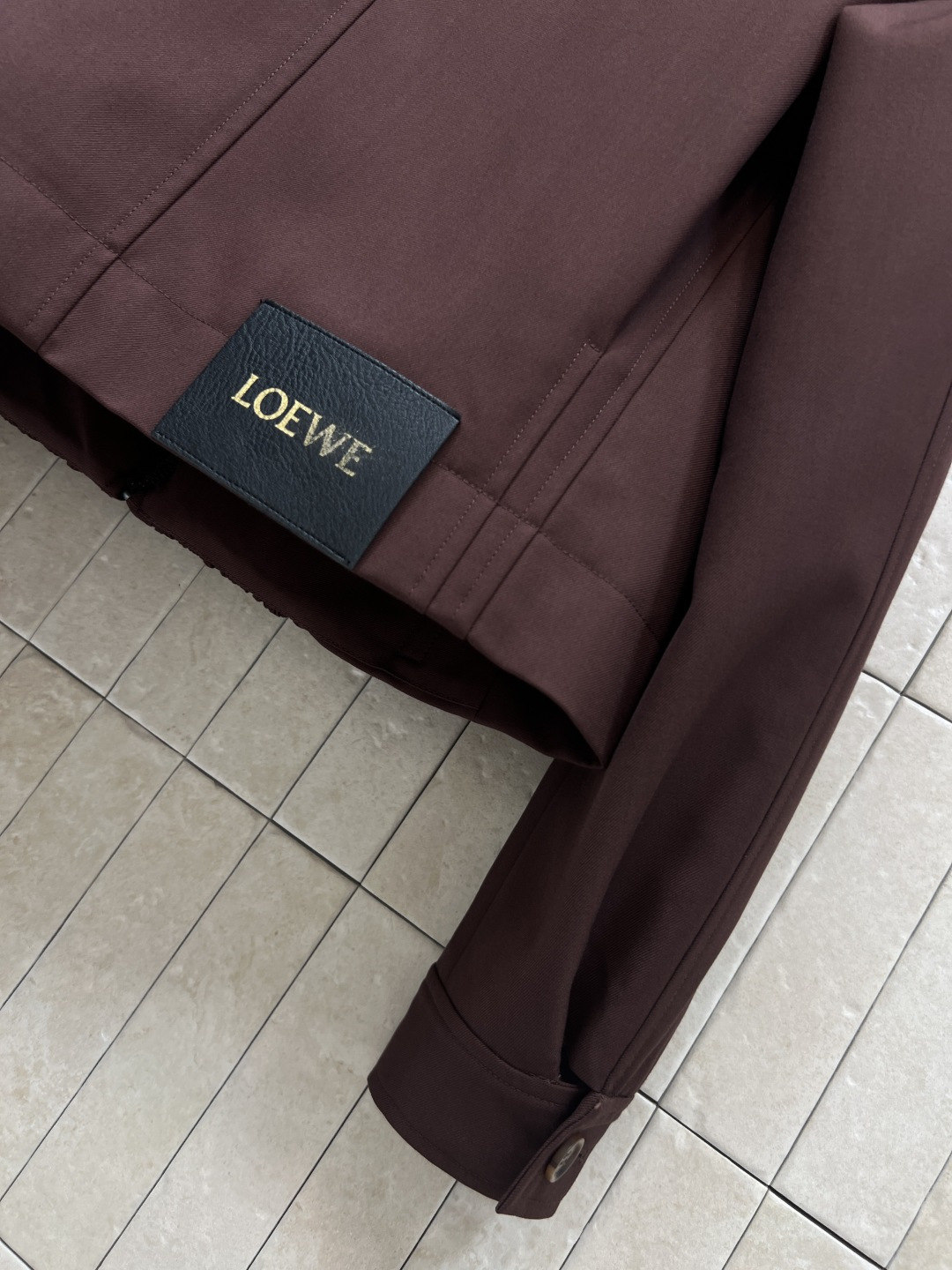 LW家 25秋冬新款 褶皱皮扣收腰翻领夹克 经典翻领拉链夹克版型高级时髦又帅气 前面衣摆标志性的可调节松