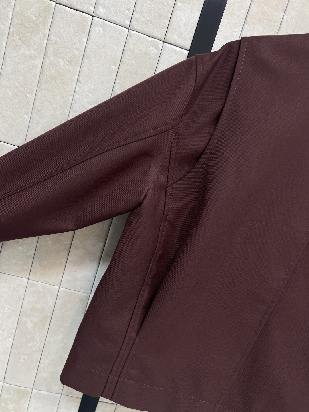 LW家 25秋冬新款 褶皱皮扣收腰翻领夹克 经典翻领拉链夹克版型高级时髦又帅气 前面衣摆标志性的可调节松