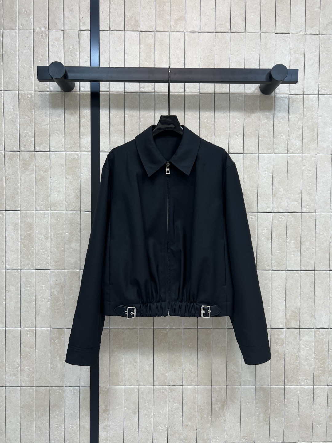 NO:506333,LW Home 25 autumn and winter new style pleated leather buckle waist lapel jacket Classic lapel zipper jacket style high-end fashionable and handsome The iconic adjustable elastic belt pleated waist design of the front hem creates the iconic pleated feeling of Luo Yiwei. The two-piece visual behind the back stretchable rotator sleeves make the wear more unrestrained. The upper body is very slim when paired with the same series of pants. The three-dimensional style is versatile and does not pick two colors and four codes. Size/S-M-L- XL,,loewe, jackets & coats,alexander wang19860909LW家 25秋冬新款 褶皱皮扣收腰翻领夹克 经典翻领拉链夹克版型高级时髦又帅气 前面衣摆标志性的可调节松紧的皮带抽褶收腰设计后面logo皮牌装饰 打造罗意威标志性的褶皱感 背后假两件视觉感 可拉伸肩袖使穿着更不受约束 搭配同系列裤装上身巨显瘦 立体裁版型百搭不挑两色四码 Size/S-M-L- XL,,loewe,jackets & coats,alexander wang,Women's clothing