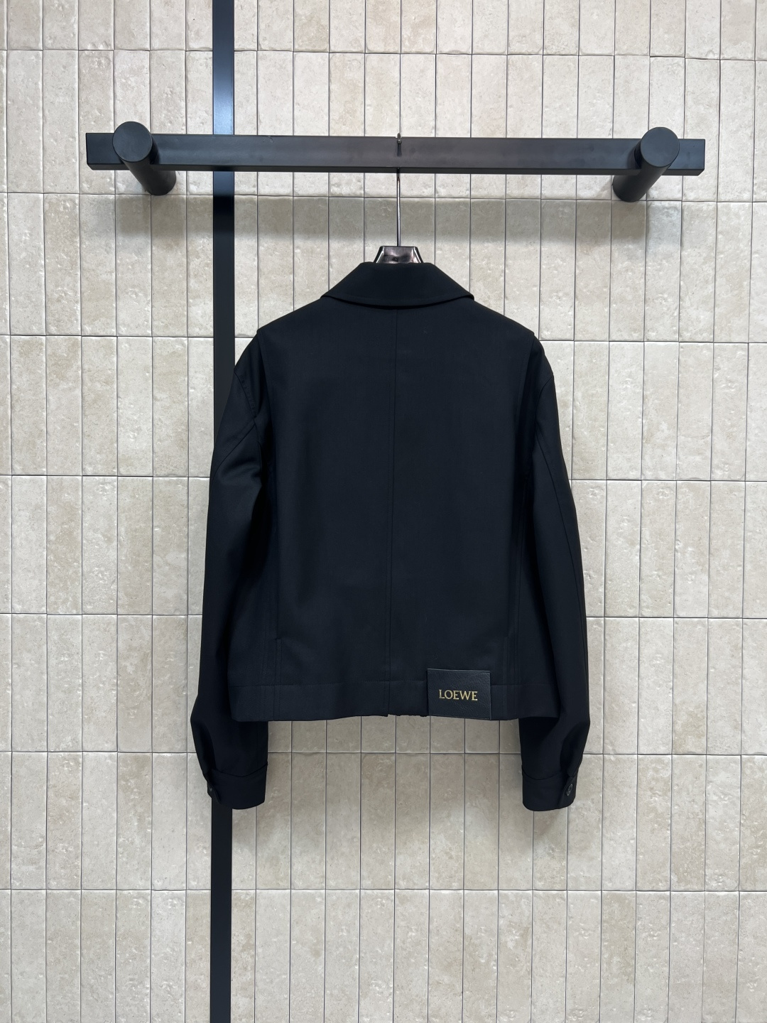 LW家 25秋冬新款 褶皱皮扣收腰翻领夹克 经典翻领拉链夹克版型高级时髦又帅气 前面衣摆标志性的可调节松