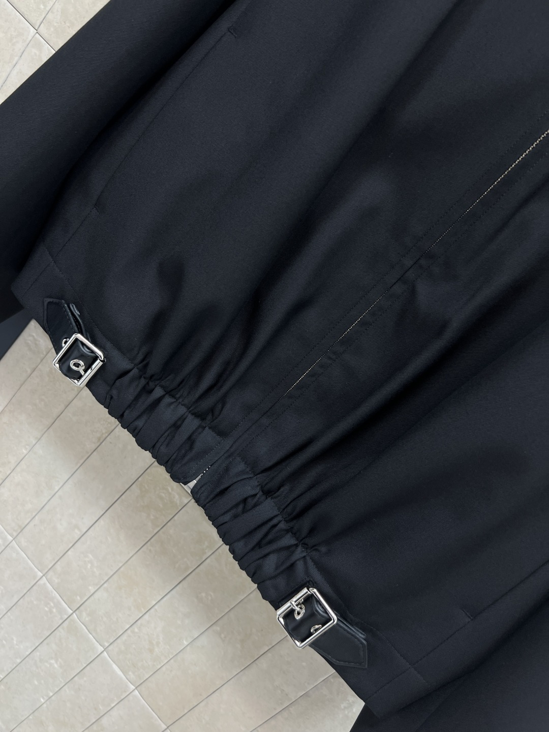 LW家 25秋冬新款 褶皱皮扣收腰翻领夹克 经典翻领拉链夹克版型高级时髦又帅气 前面衣摆标志性的可调节松