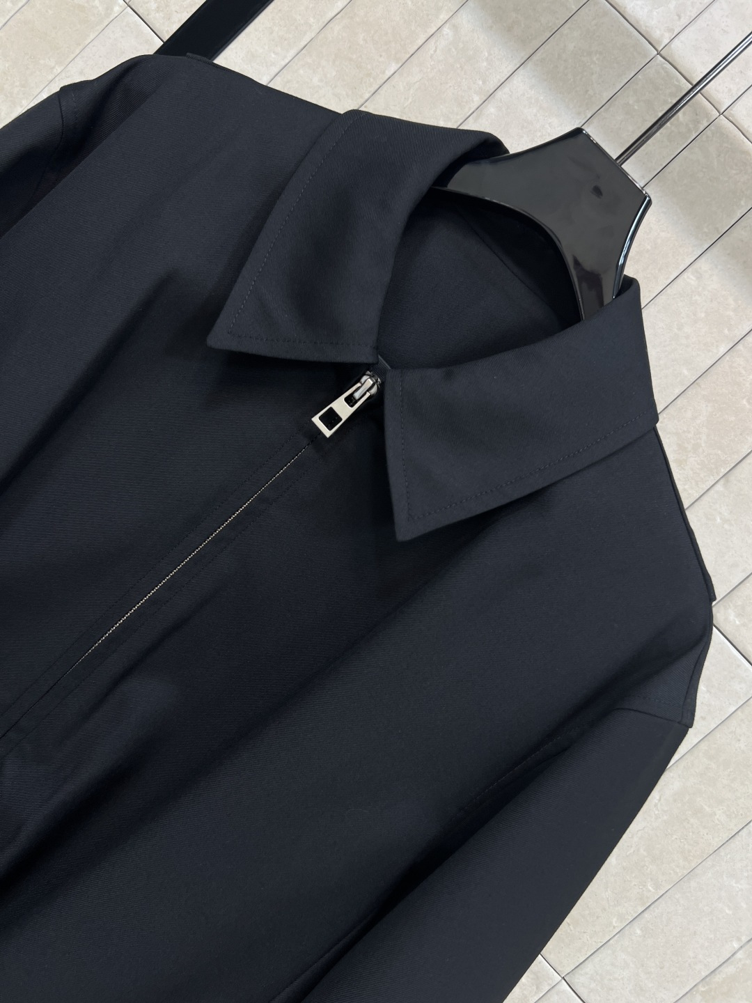 LW家 25秋冬新款 褶皱皮扣收腰翻领夹克 经典翻领拉链夹克版型高级时髦又帅气 前面衣摆标志性的可调节松