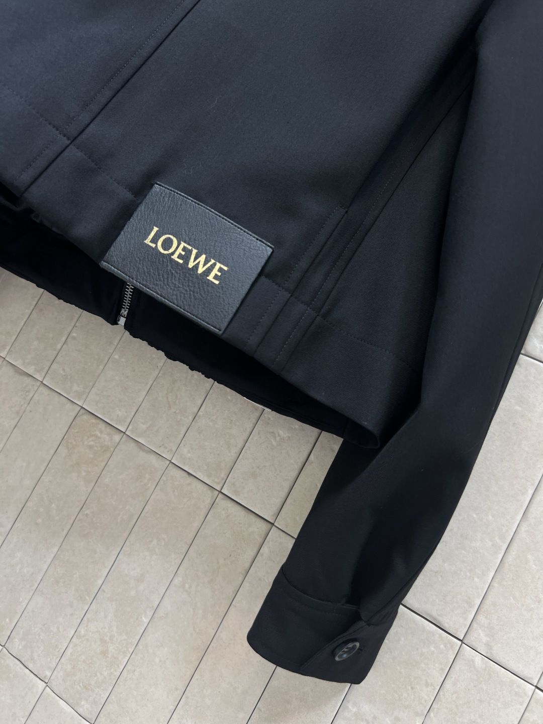 LW家 25秋冬新款 褶皱皮扣收腰翻领夹克 经典翻领拉链夹克版型高级时髦又帅气 前面衣摆标志性的可调节松