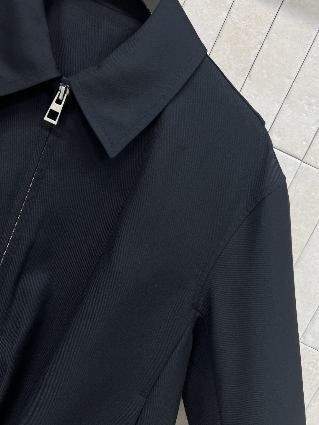 LW家 25秋冬新款 褶皱皮扣收腰翻领夹克 经典翻领拉链夹克版型高级时髦又帅气 前面衣摆标志性的可调节松