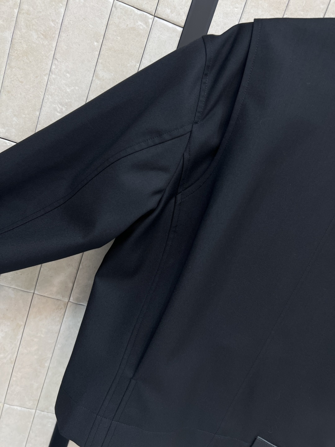 LW家 25秋冬新款 褶皱皮扣收腰翻领夹克 经典翻领拉链夹克版型高级时髦又帅气 前面衣摆标志性的可调节松