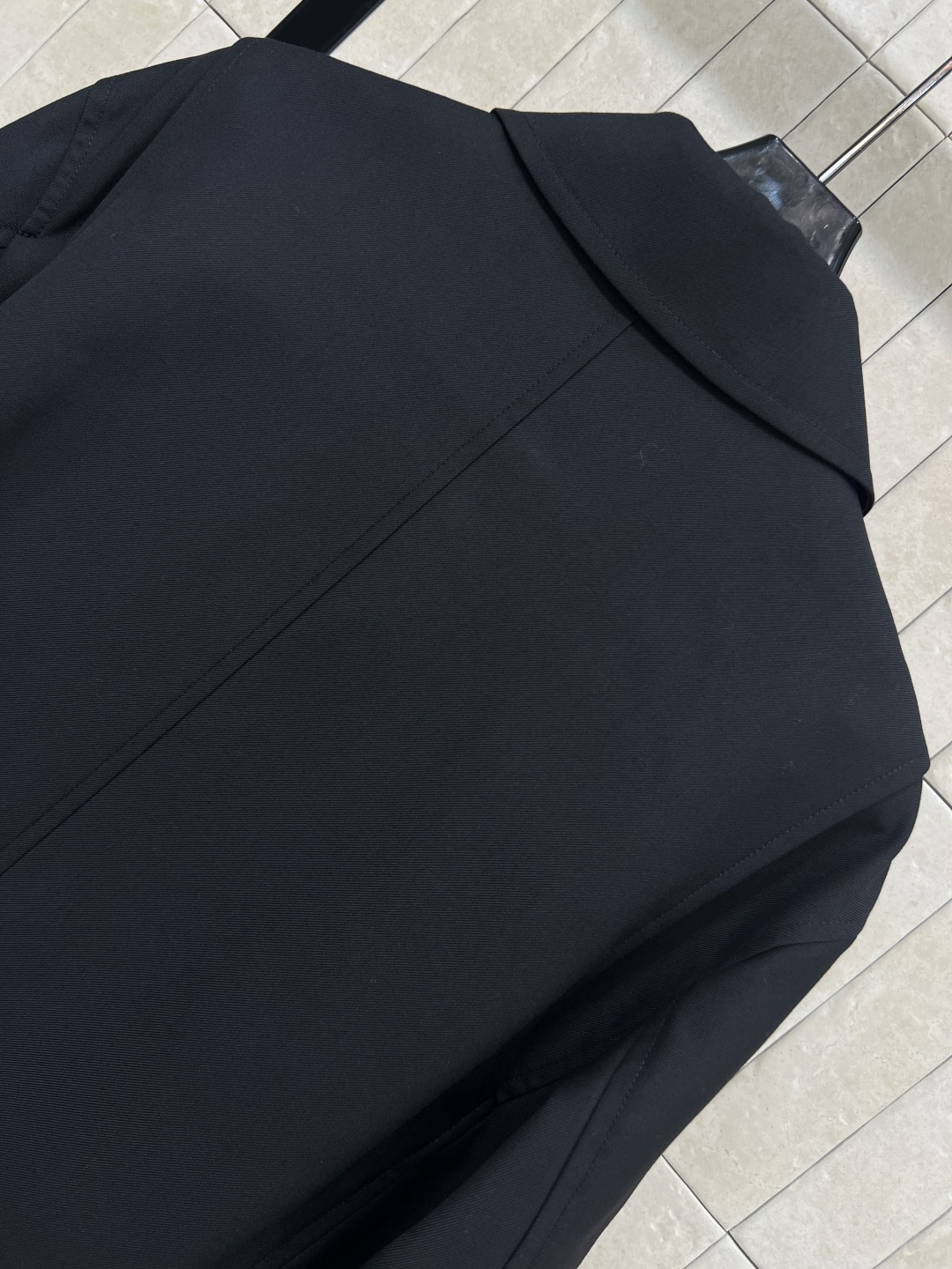 LW家 25秋冬新款 褶皱皮扣收腰翻领夹克 经典翻领拉链夹克版型高级时髦又帅气 前面衣摆标志性的可调节松