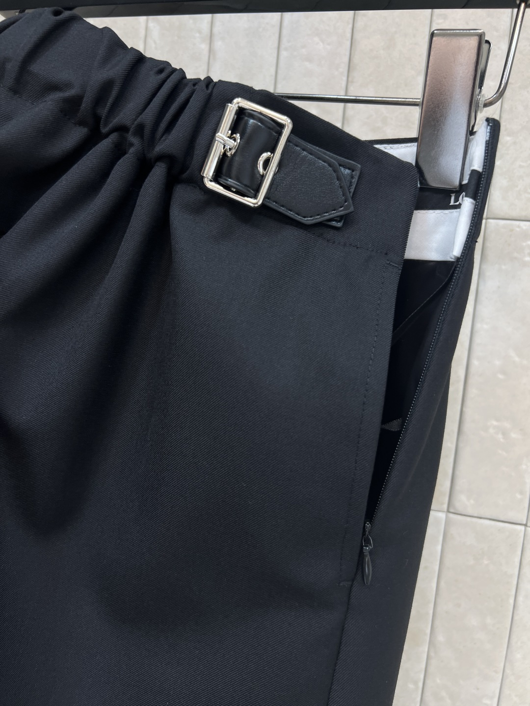 LW家 25秋冬新款 褶皱皮扣装饰西装短裤 四季通吃小短裙 高腰a字版型一秒拉长腿比例 减龄百搭 褶皱高