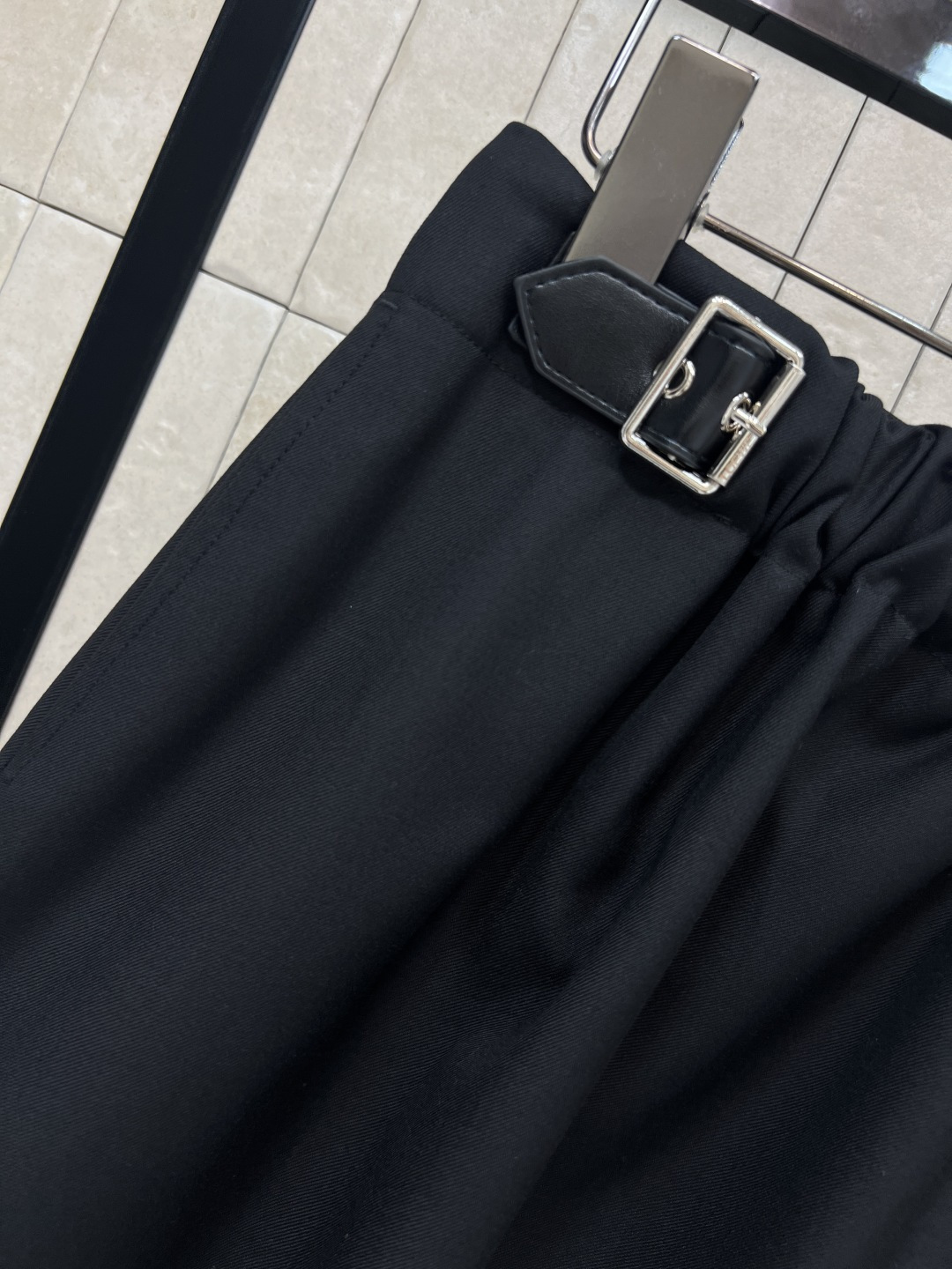 LW家 25秋冬新款 褶皱皮扣装饰西装短裤 四季通吃小短裙 高腰a字版型一秒拉长腿比例 减龄百搭 褶皱高