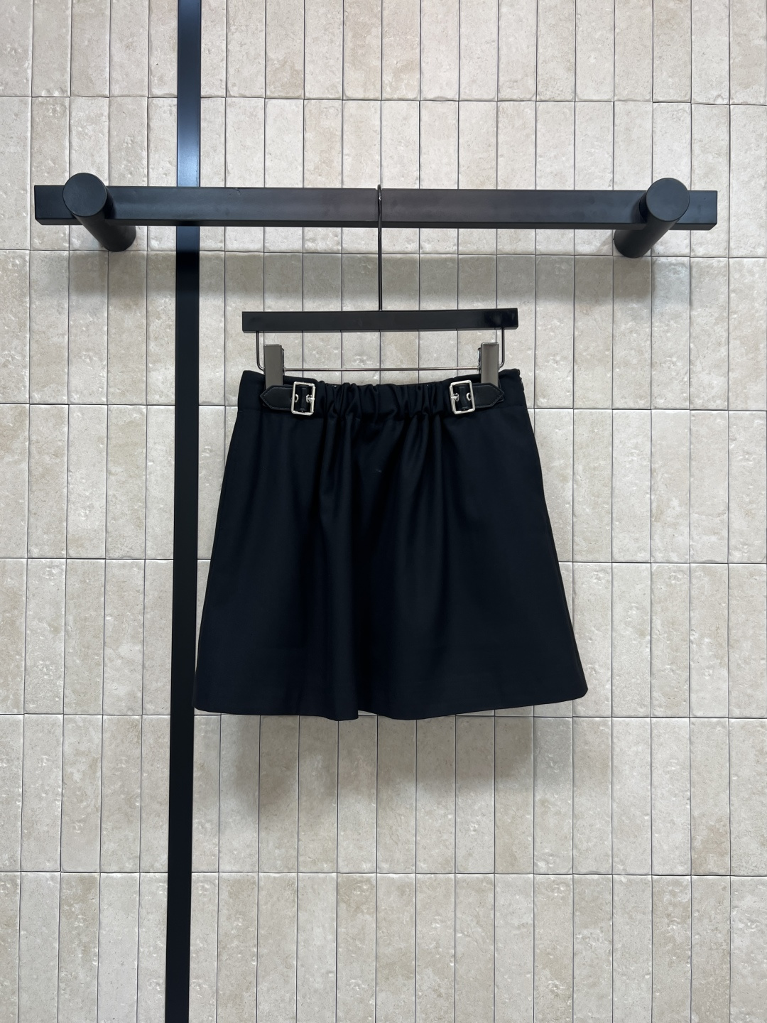 NO:506346,LW Home 25 autumn and winter new style, pleated leather buckle decorative suit shorts, four seasons, small short skirt, high waist A-line style, lengthening legs in one second, age-reducing versatile, pleated high waist and leather belt decoration, not only can modify the waist to make you look slim and hide your flesh, but also full of big brand feeling. The logo letters inside, waist-wrapped design, classic logo leather brand decoration at the back, paired with jackets/suit jackets in the same series, capable and elegant, high-end, daily commuting, good workmanship details are very good, two colors and four-code Size/S-M-L- XL,, skirts, shorts, jackets & coats, jackets & coats, business suit, alexander wang19860909LW家 25秋冬新款 褶皱皮扣装饰西装短裤 四季通吃小短裙 高腰a字版型一秒拉长腿比例 减龄百搭 褶皱高腰搭配皮腰带装饰 不仅可以修饰腰部显瘦藏肉 更是满满的大牌感 里面logo字母腰头包边设计 后面经典logo皮牌装饰 搭配同系列夹克/西装外套上身干练优雅又高级 日常通勤都不错 做工细节都很到位 两色四码Size/S-M-L- XL,,skirts,shorts,jackets & coats,jackets & coats,business suit,alexander wang,Women's clothing