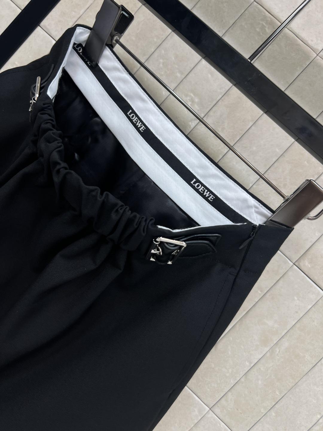 LW家 25秋冬新款 褶皱皮扣装饰西装短裤 四季通吃小短裙 高腰a字版型一秒拉长腿比例 减龄百搭 褶皱高