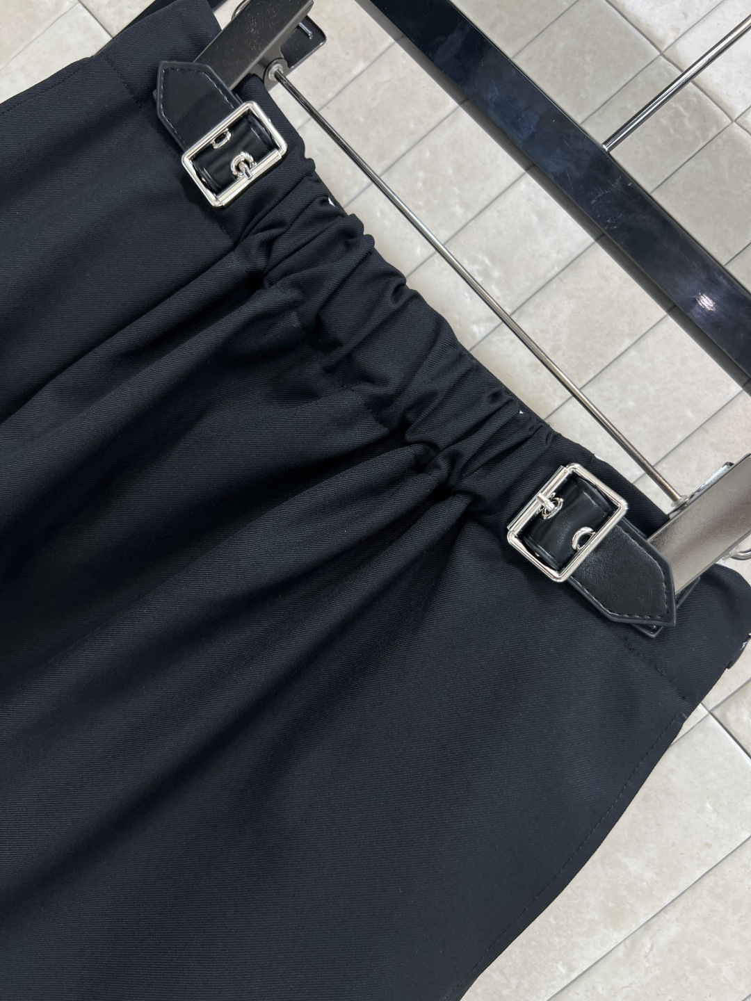 LW家 25秋冬新款 褶皱皮扣装饰西装短裤 四季通吃小短裙 高腰a字版型一秒拉长腿比例 减龄百搭 褶皱高