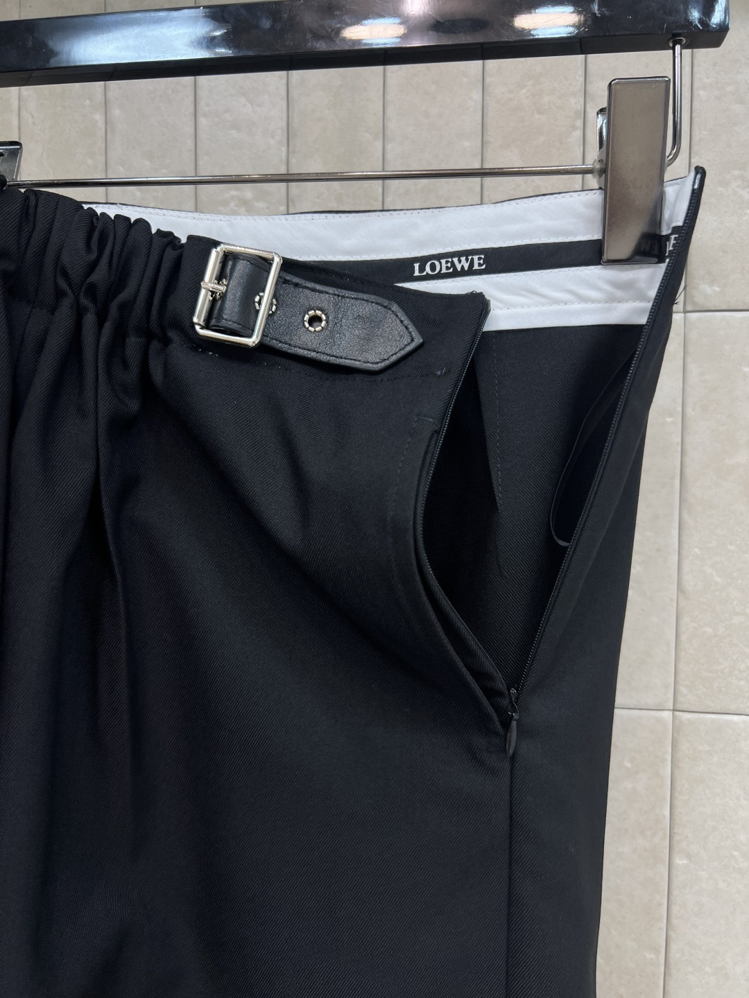 LW家 25秋冬新款 褶皱皮扣装饰阔腿短裤 可以日常通勤的一款西装短裤 高腰褶皱皮带装饰很有设计感 立体