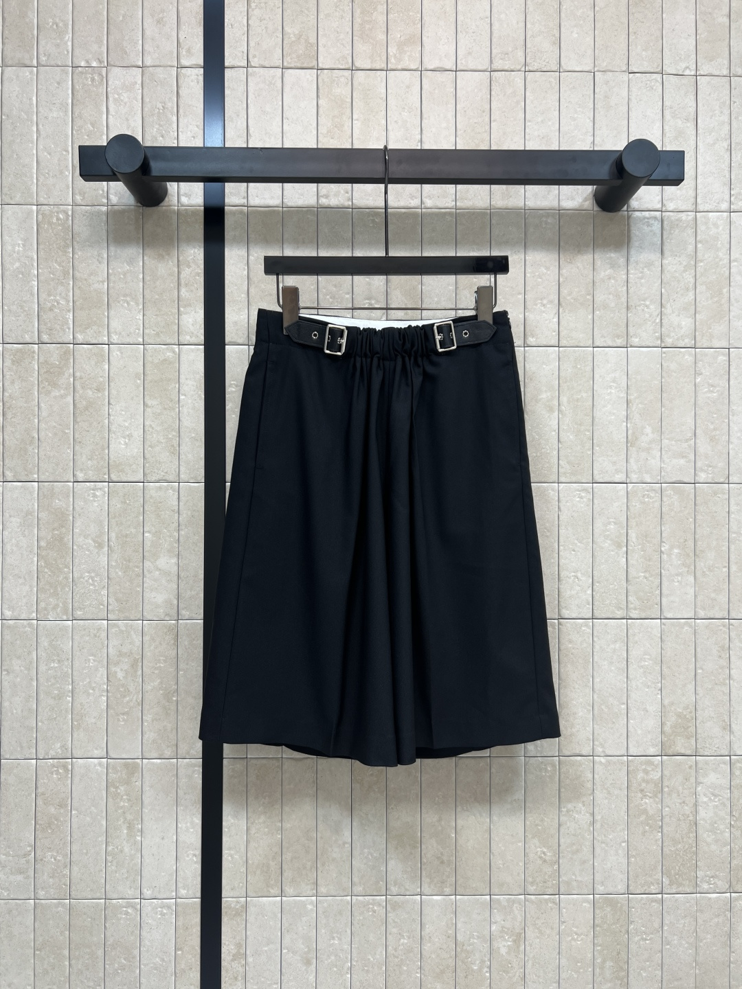 NO:506325,LW Home 25 autumn and winter new style, pleated leather buckles, wide-leg shorts, a suit shorts that can be used for daily commuting. The high-waisted pleated belt is very design-like, three-dimensional and tangible, cleverly covering the flesh of the thighs, giant can cover the flesh to make the long legs, fashionable and tone-like, steadily grasp the logo letters inside, waist-wrapped design, classic logo leather brand decoration at the back, paired with the same series jacket/suit jacket, top body is capable and elegant and high-end, daily commuting is good, workmanship details are very good, one color four-code Size/S-M-L- XL,, shorts, jackets & coats, jackets & coats, business suit, alexander wang19860909LW家 25秋冬新款 褶皱皮扣装饰阔腿短裤 可以日常通勤的一款西装短裤 高腰褶皱皮带装饰很有设计感 立体有形巧妙的遮住大腿肉肉 巨能遮肉显长腿 时髦和腔调感稳稳拿捏 里面logo字母腰头包边设计 后面经典logo皮牌装饰 搭配同系列夹克/西装外套上身干练优雅又高级 日常通勤都不错 做工细节都很到位 一色四码Size/S-M-L- XL,,shorts,jackets & coats,jackets & coats,business suit,alexander wang,Women's clothing